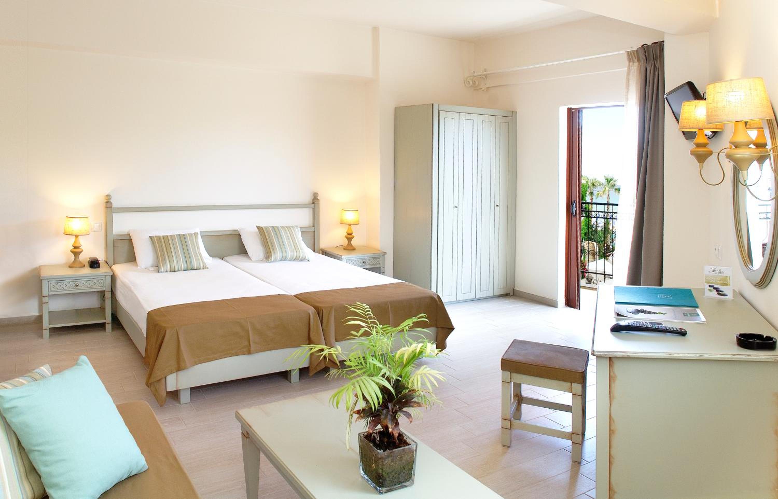 Double or Twin Room with Sea View - Photo 2