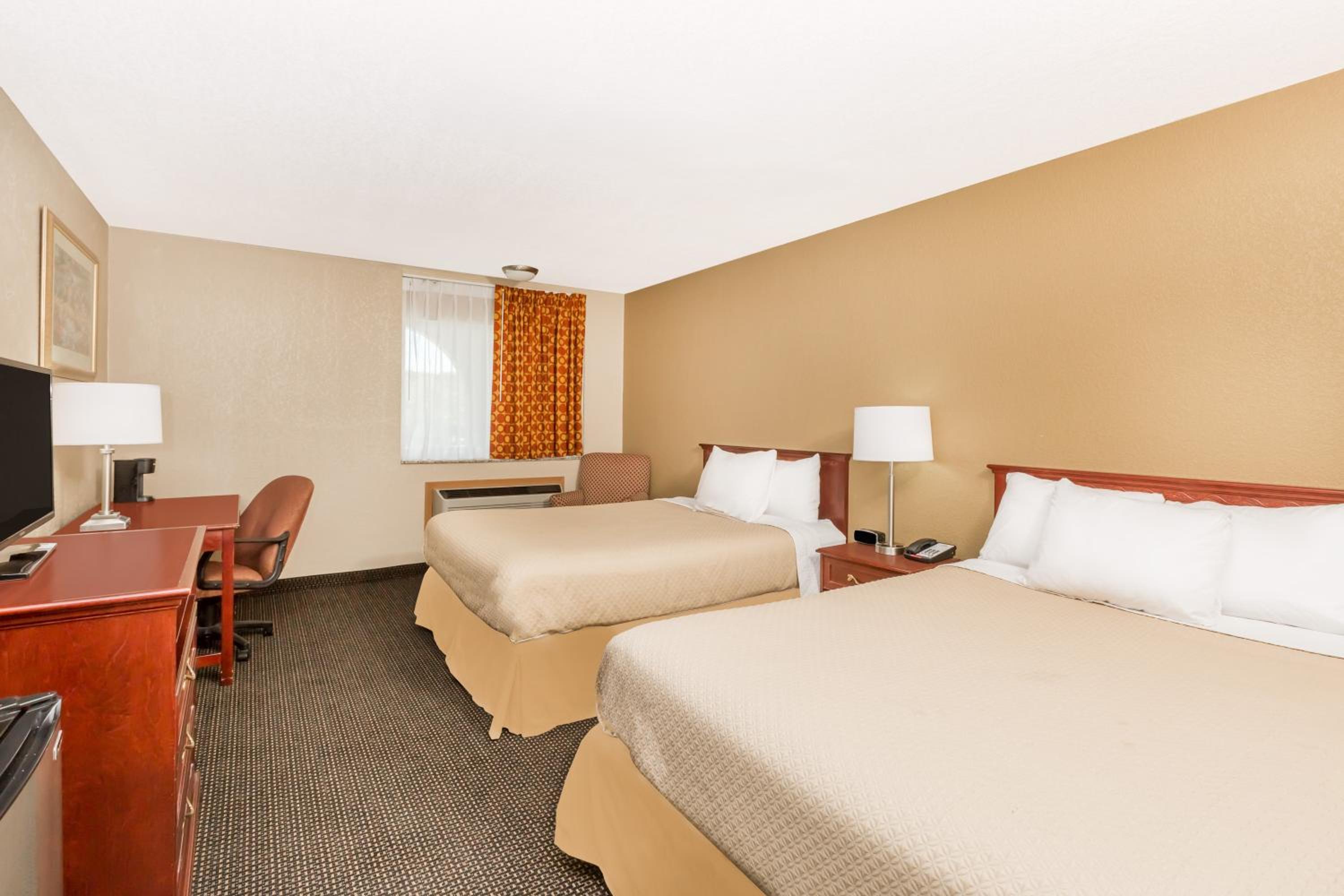Queen Room With Two Queen Beds - Non-Smoking photo 3