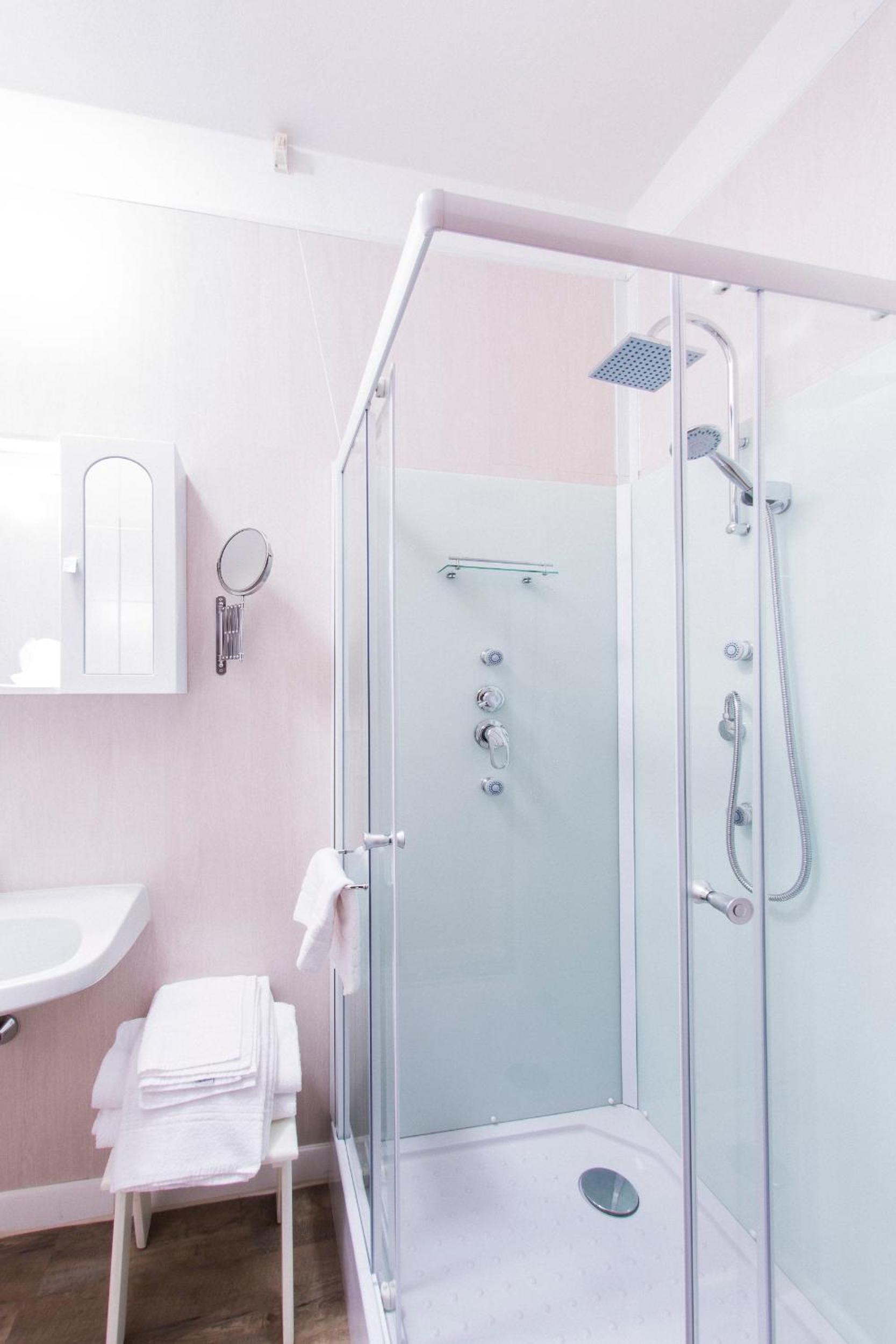 Queen Room with Spa Shower photo 2