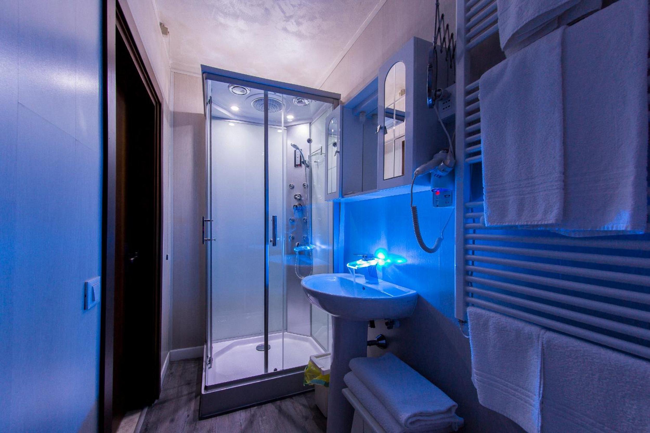 King Room with Spa Shower photo 2