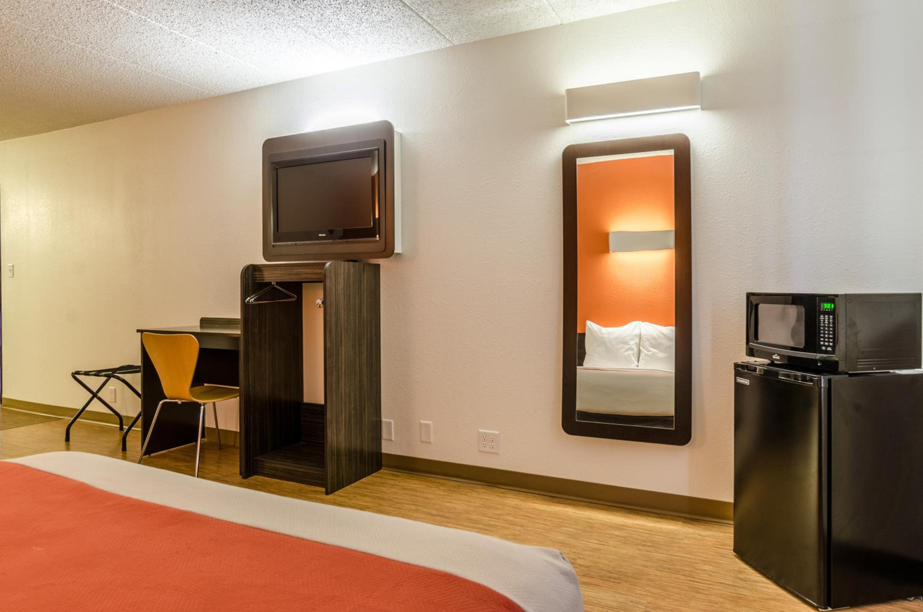 King Room - Disability Access - Non-Smoking - Photo 3