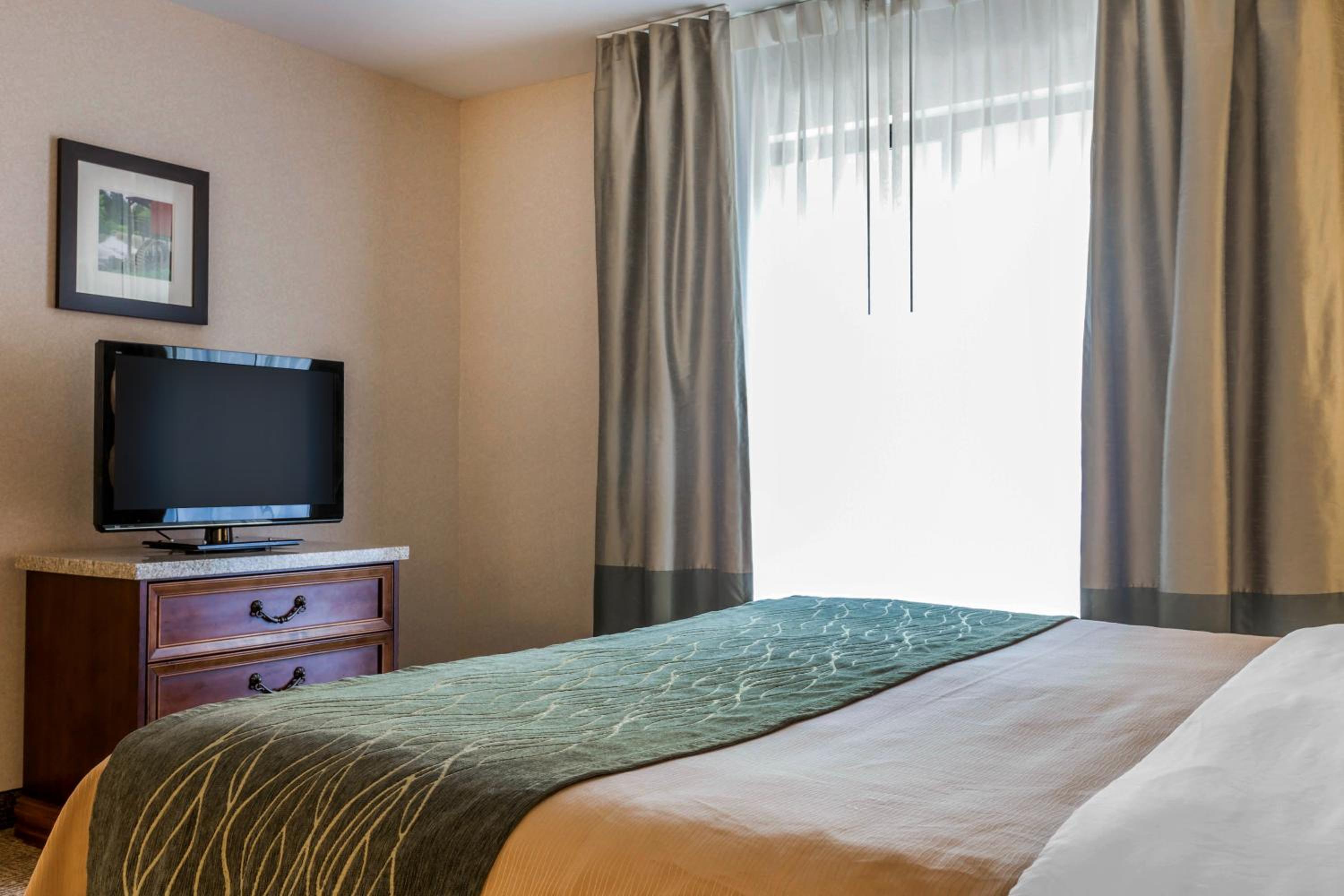 King Room with Sofa Bed - Non-Smoking - Photo 13