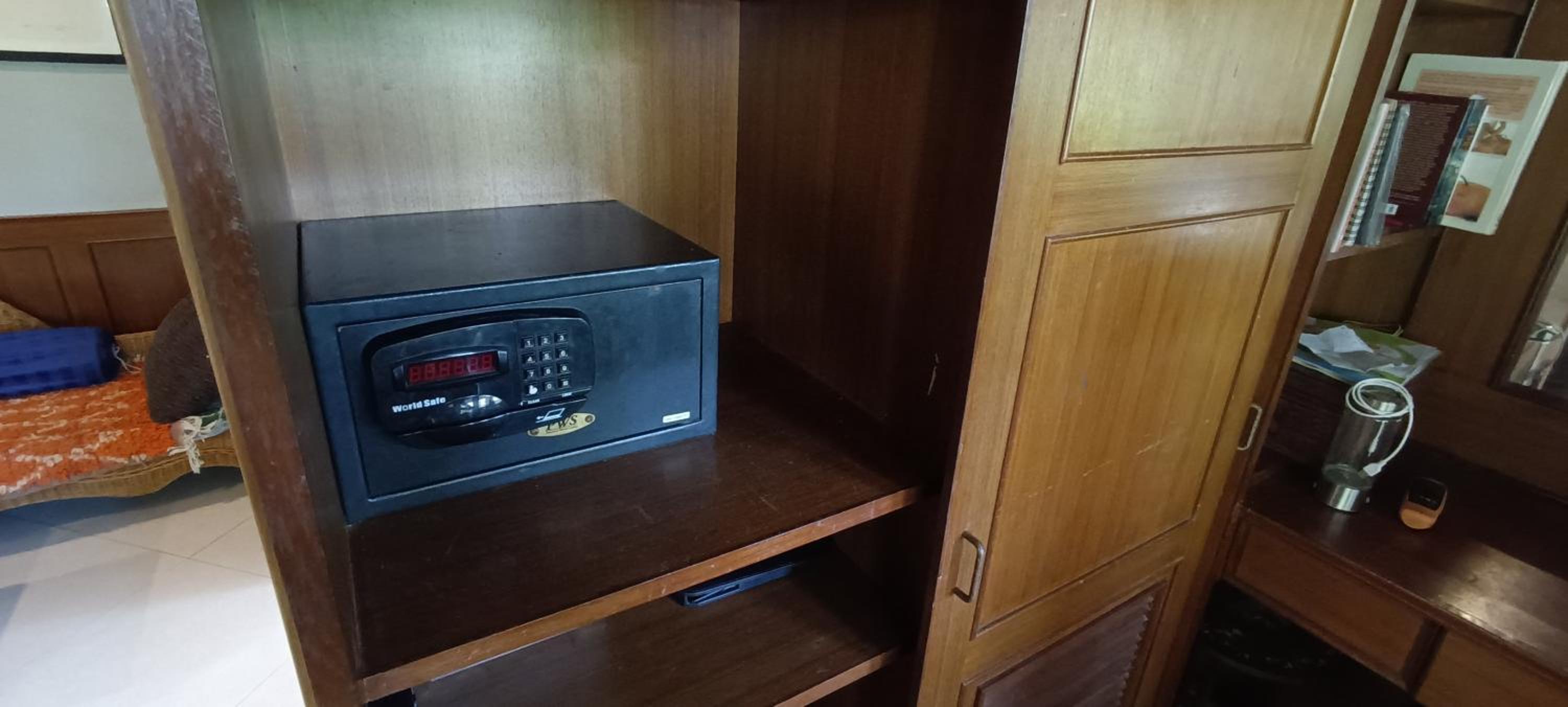Deluxe King Suite photo 3