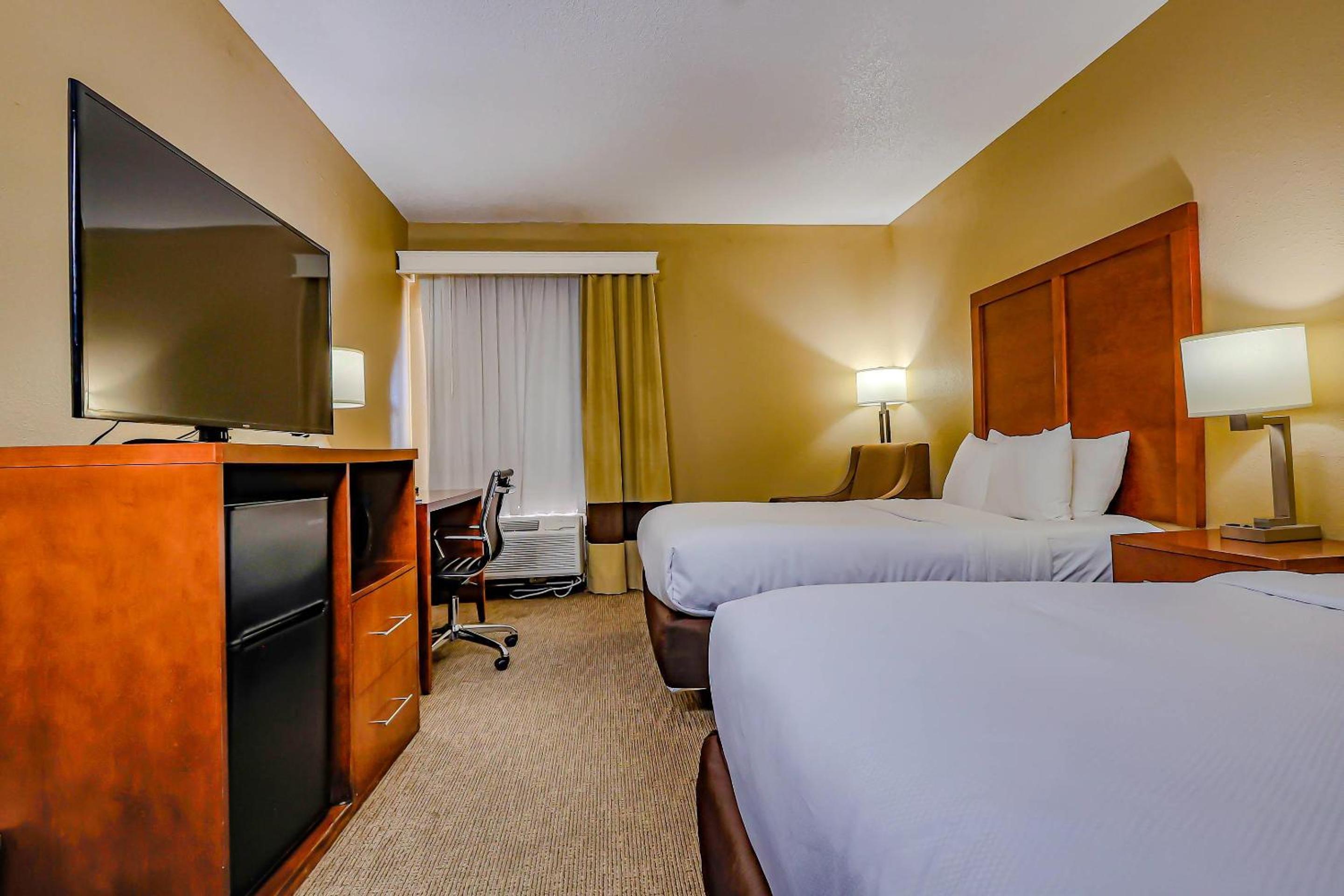 Queen Room with Two Queen Beds - Accessible/Non-Smoking - Photo 2