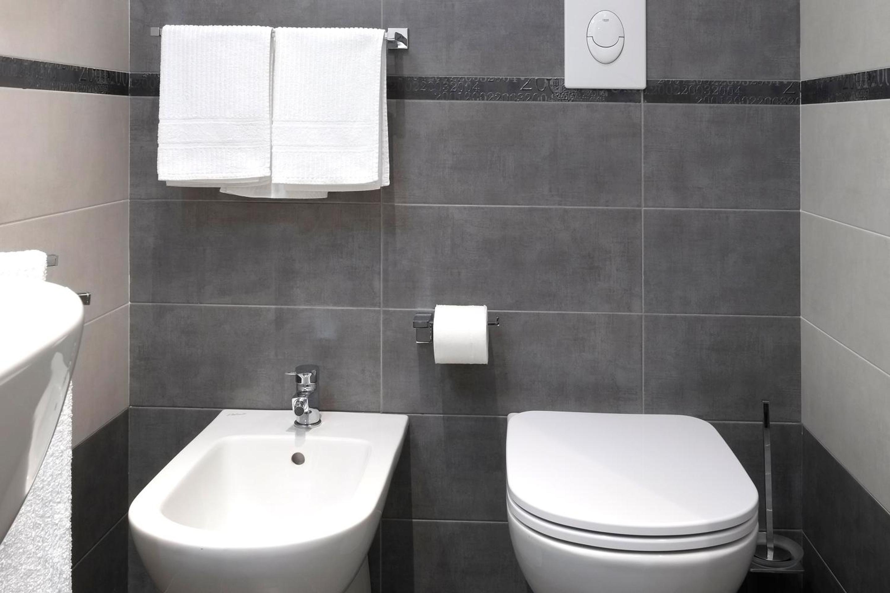 Deluxe Room with Private Bathroom photo 2