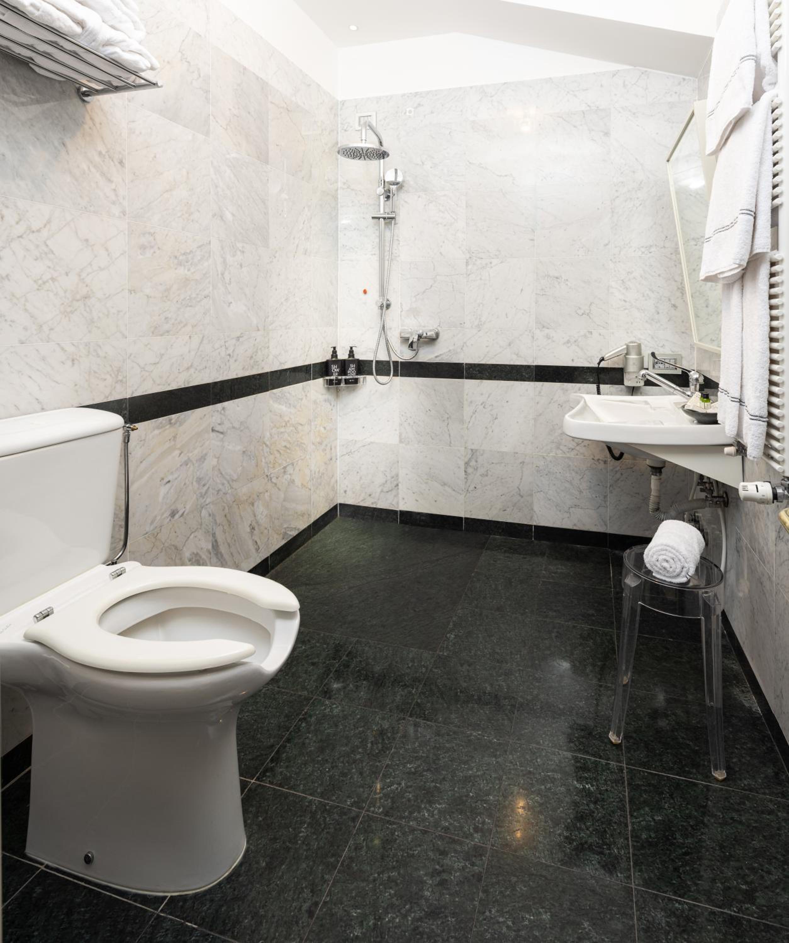 Classic Queen Room with Roll-In Shower - Disability Access/Non-Smoking - Photo 1