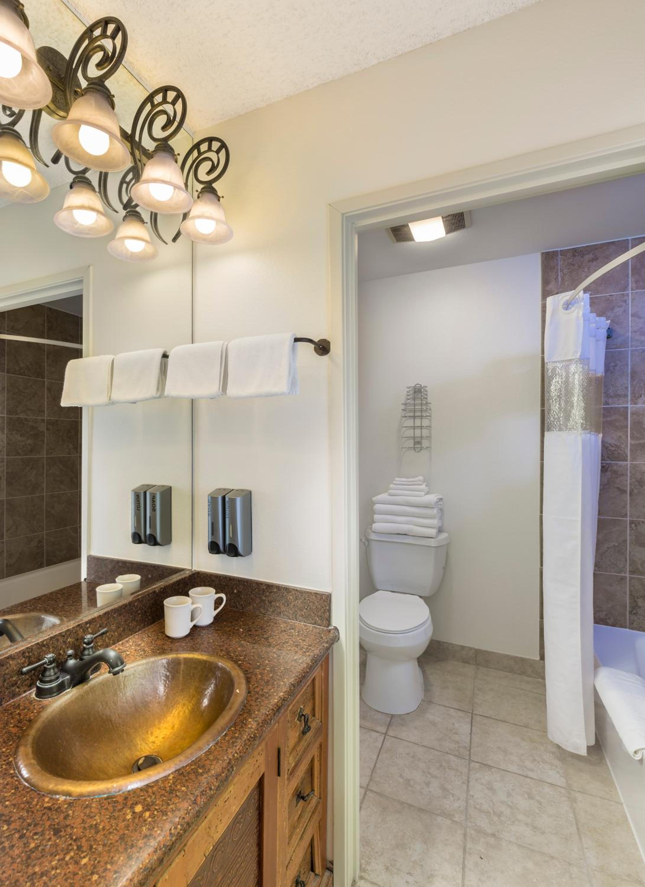 Queen Room with Two Queen Beds and Deluxe View - Photo 3