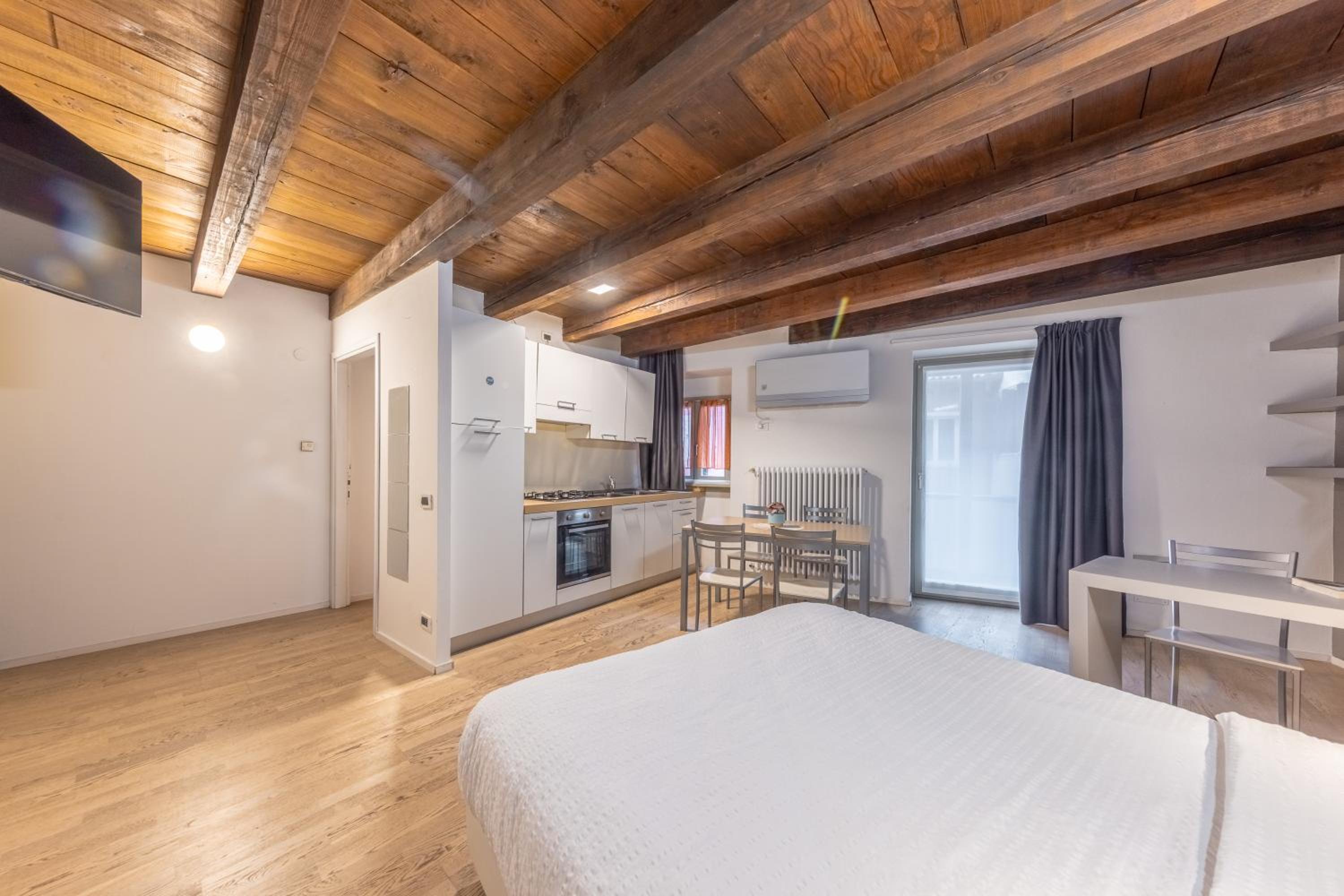 Three-Bedroom Premium Apartment with Balcony photo 2