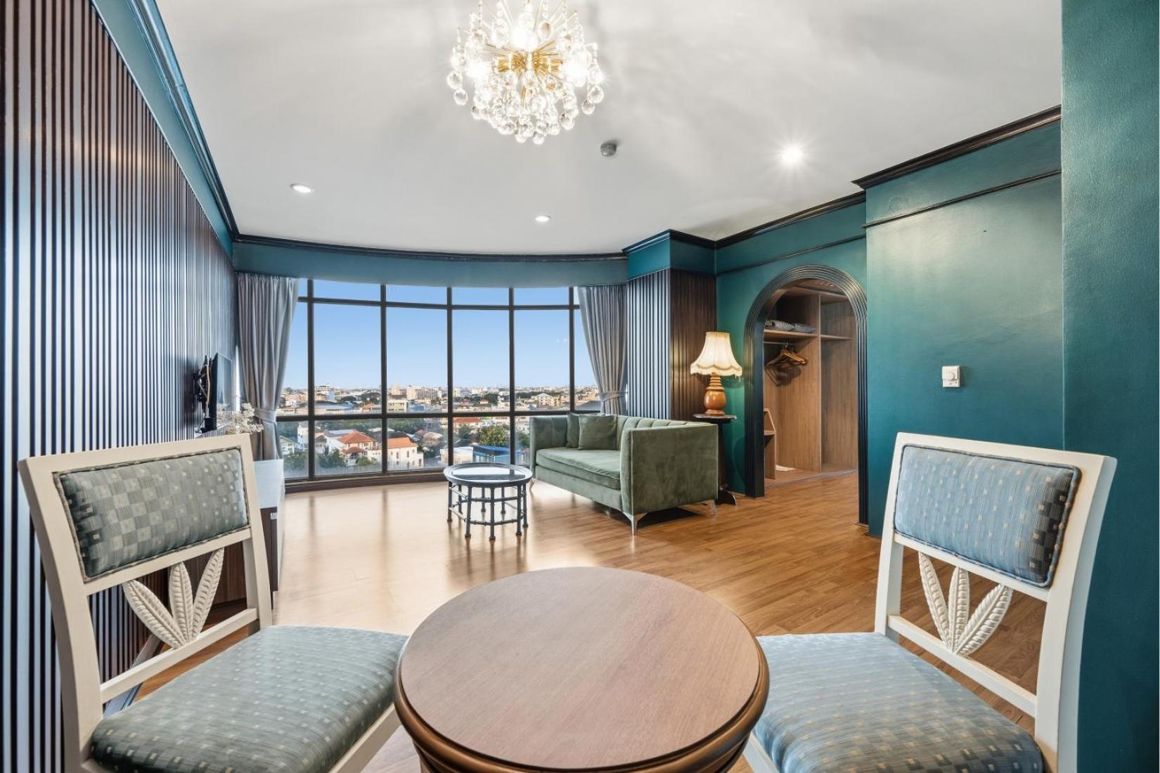 King Suite with Pool View