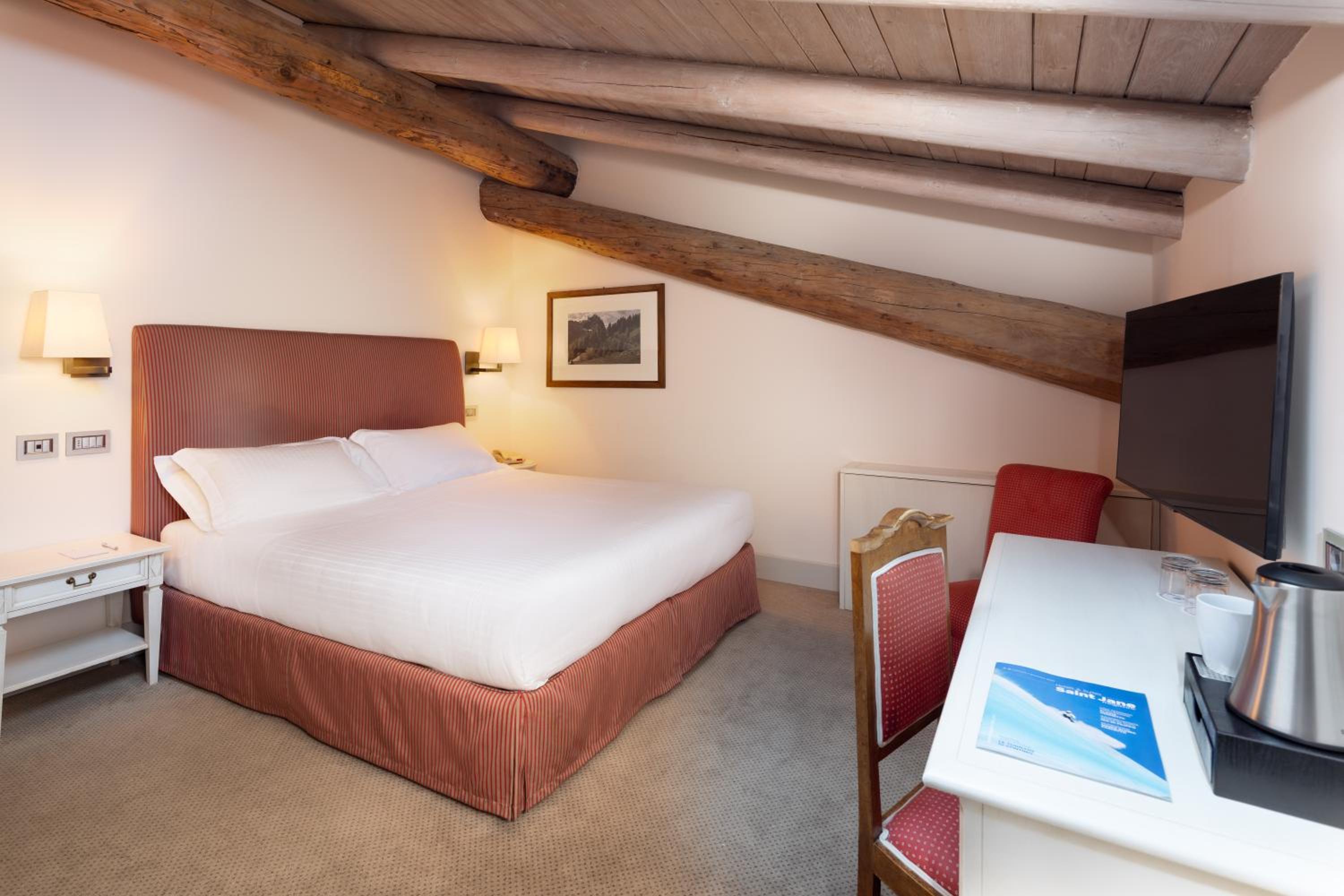 Classic Queen Room with Roll-In Shower - Disability Access/Non-Smoking - Photo 2