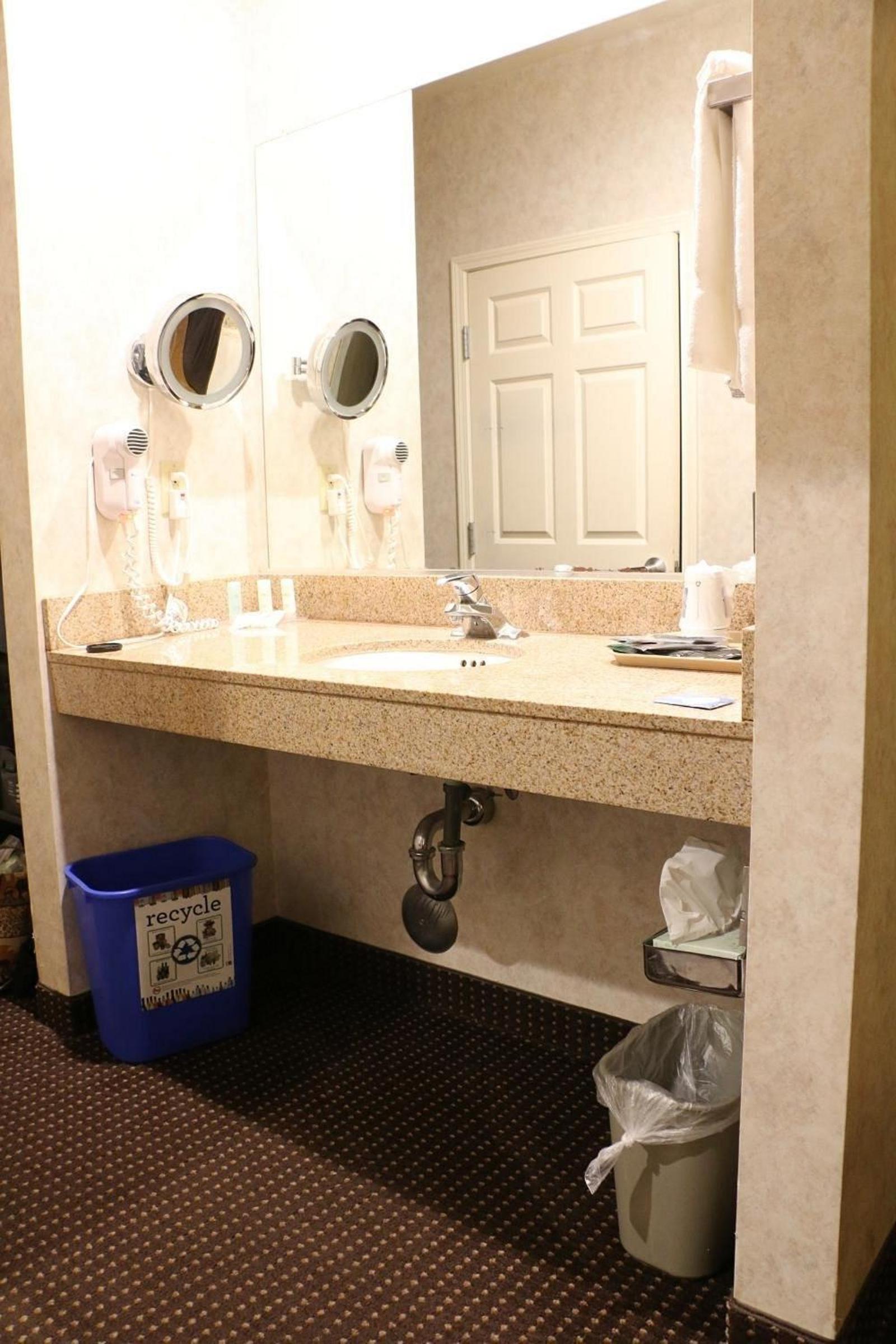Queen Room - Accessible/Non-Smoking - Photo 5