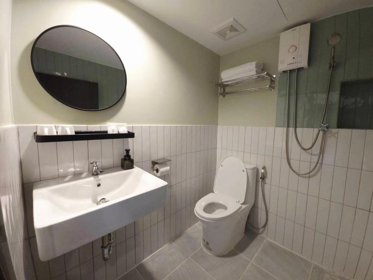 Premier Twin Room with Shower photo 2
