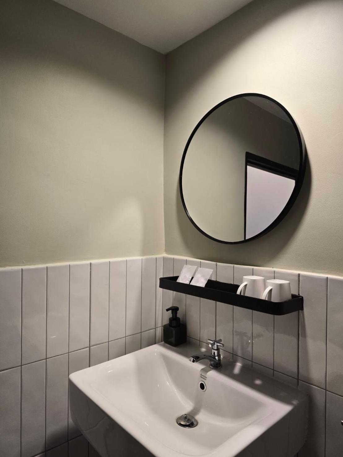 Premier Twin Room with Shower photo 2