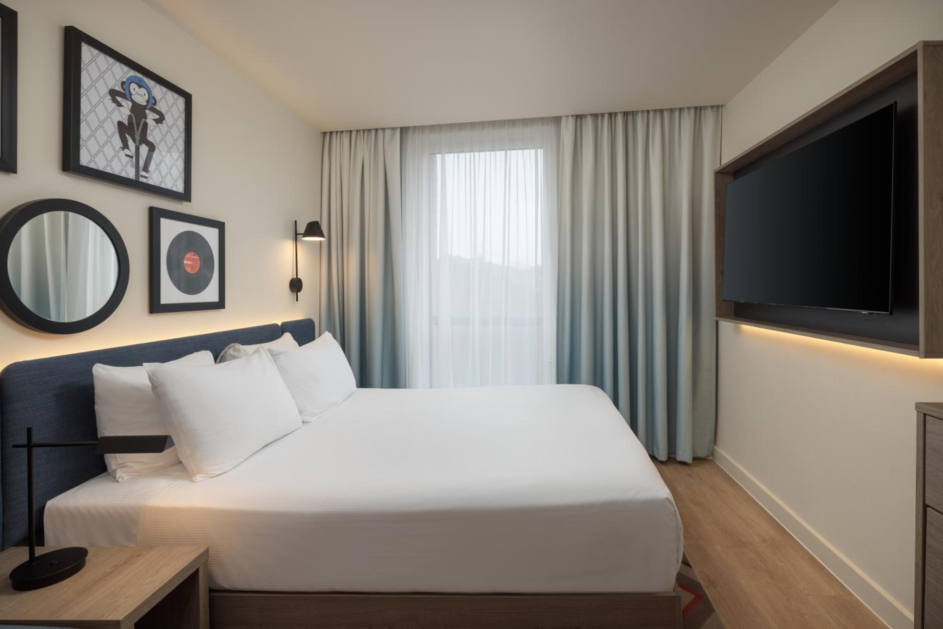 Superior Queen Room thumbnail 5