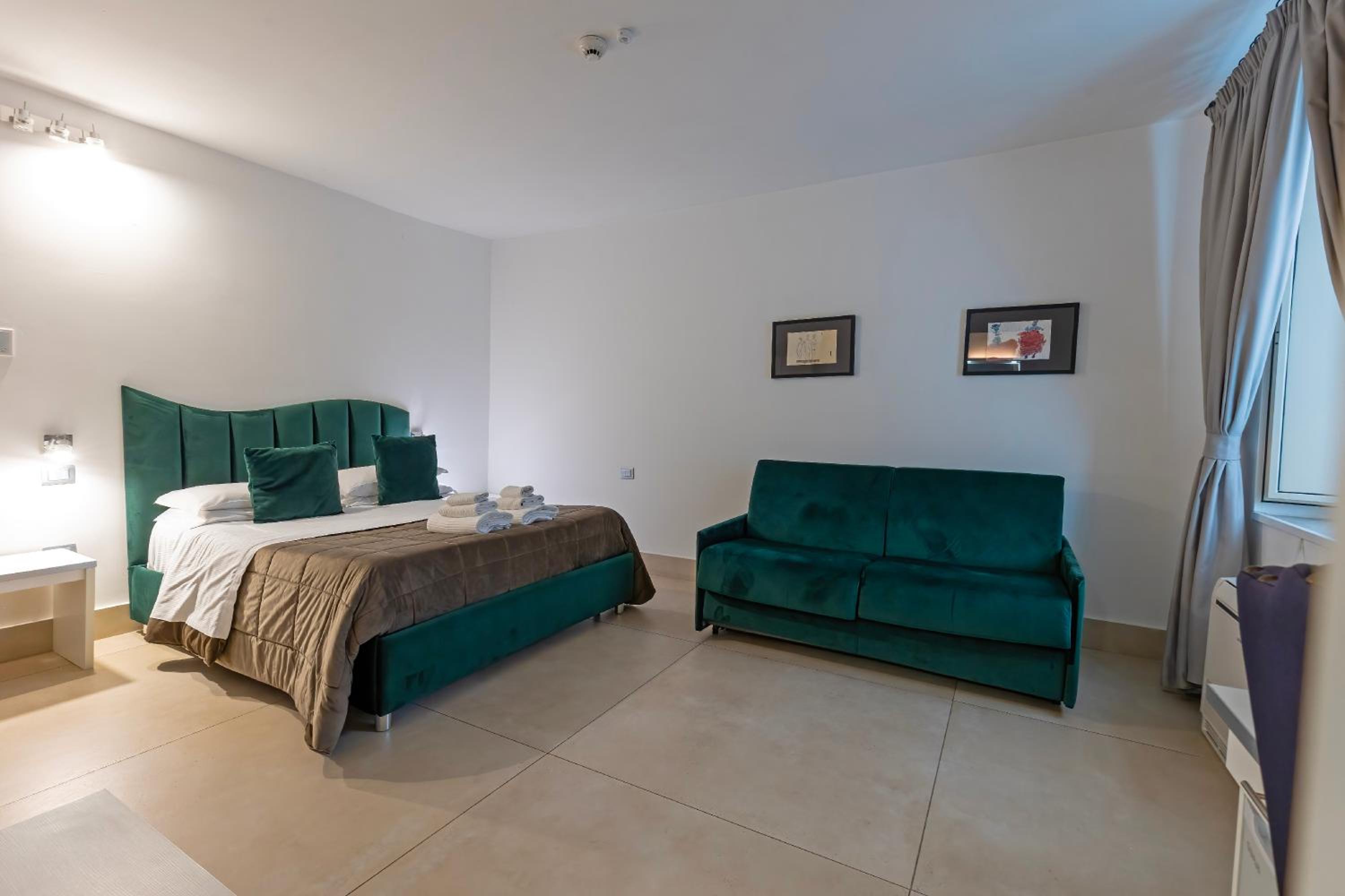 Family Room thumbnail 6