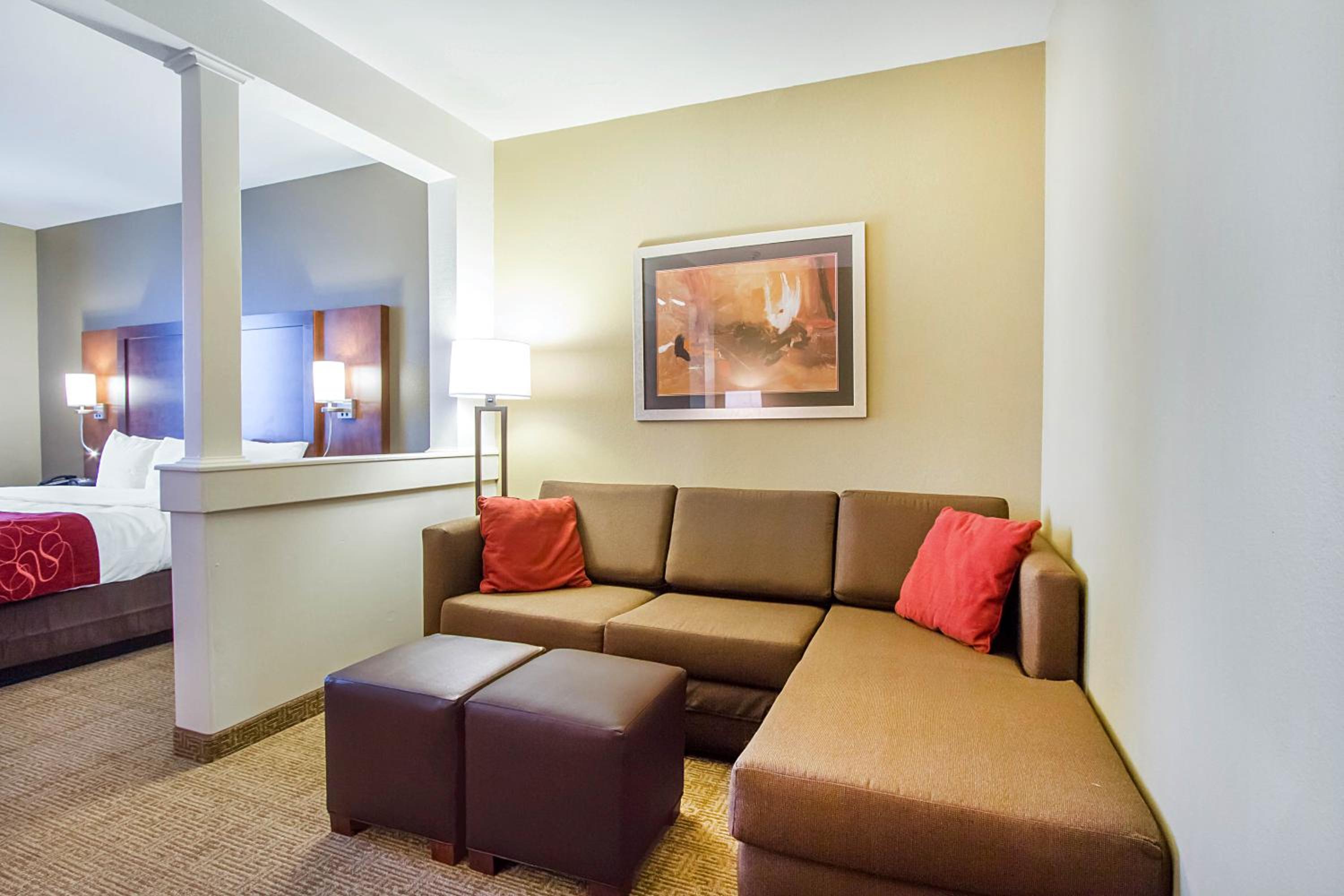 King Suite - Non-Smoking - Photo 3