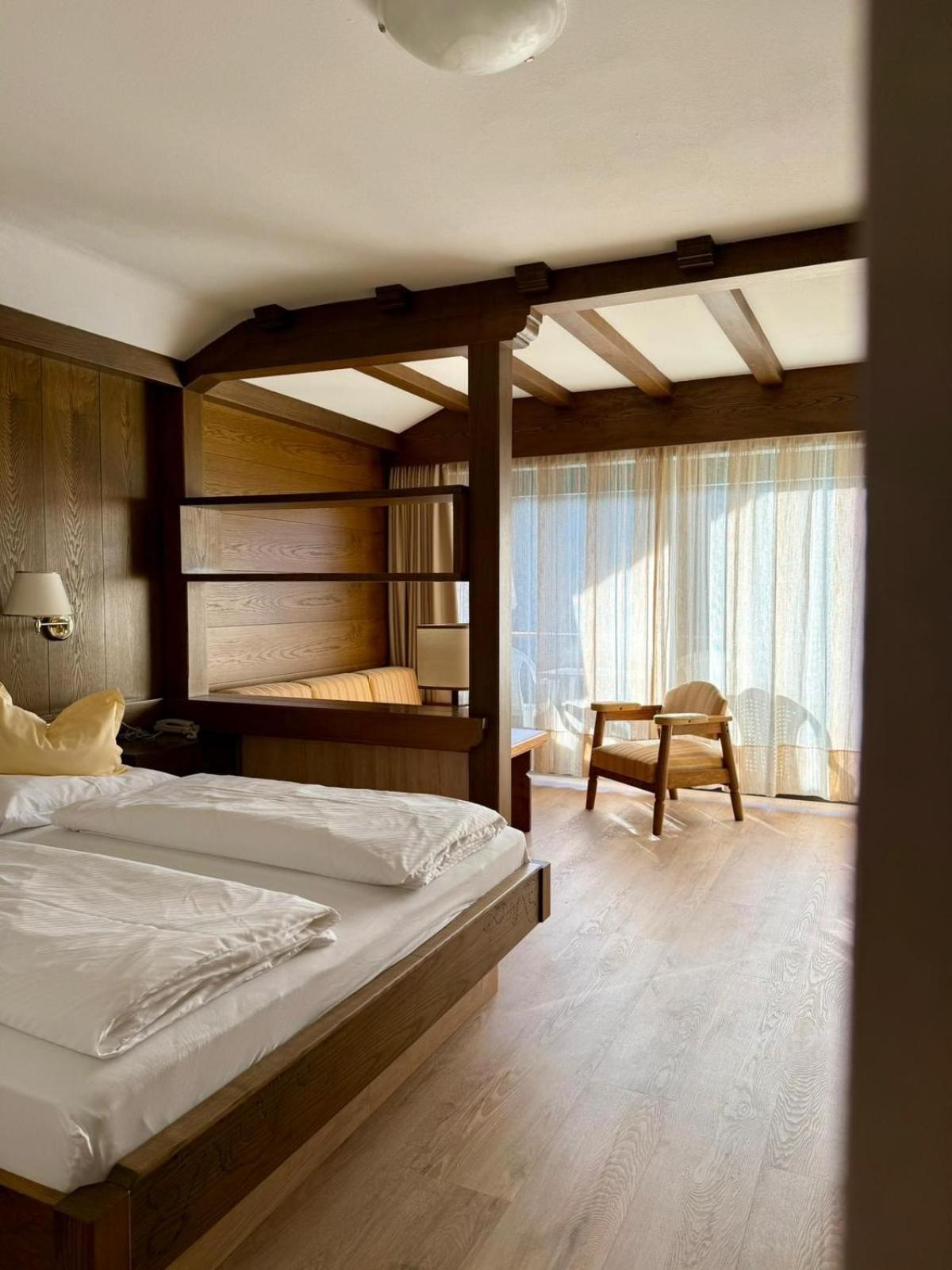 Deluxe Double Room with Balcony photo 2