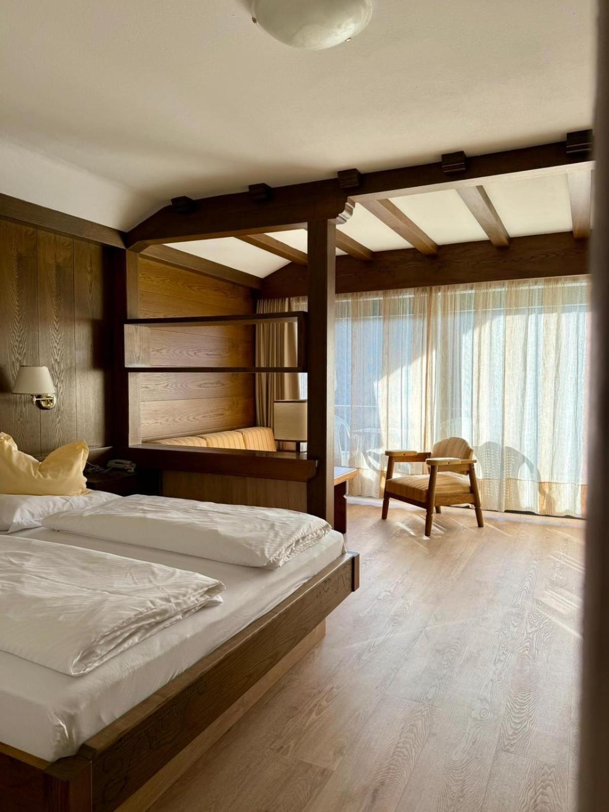 Deluxe Double Room with Balcony photo 3