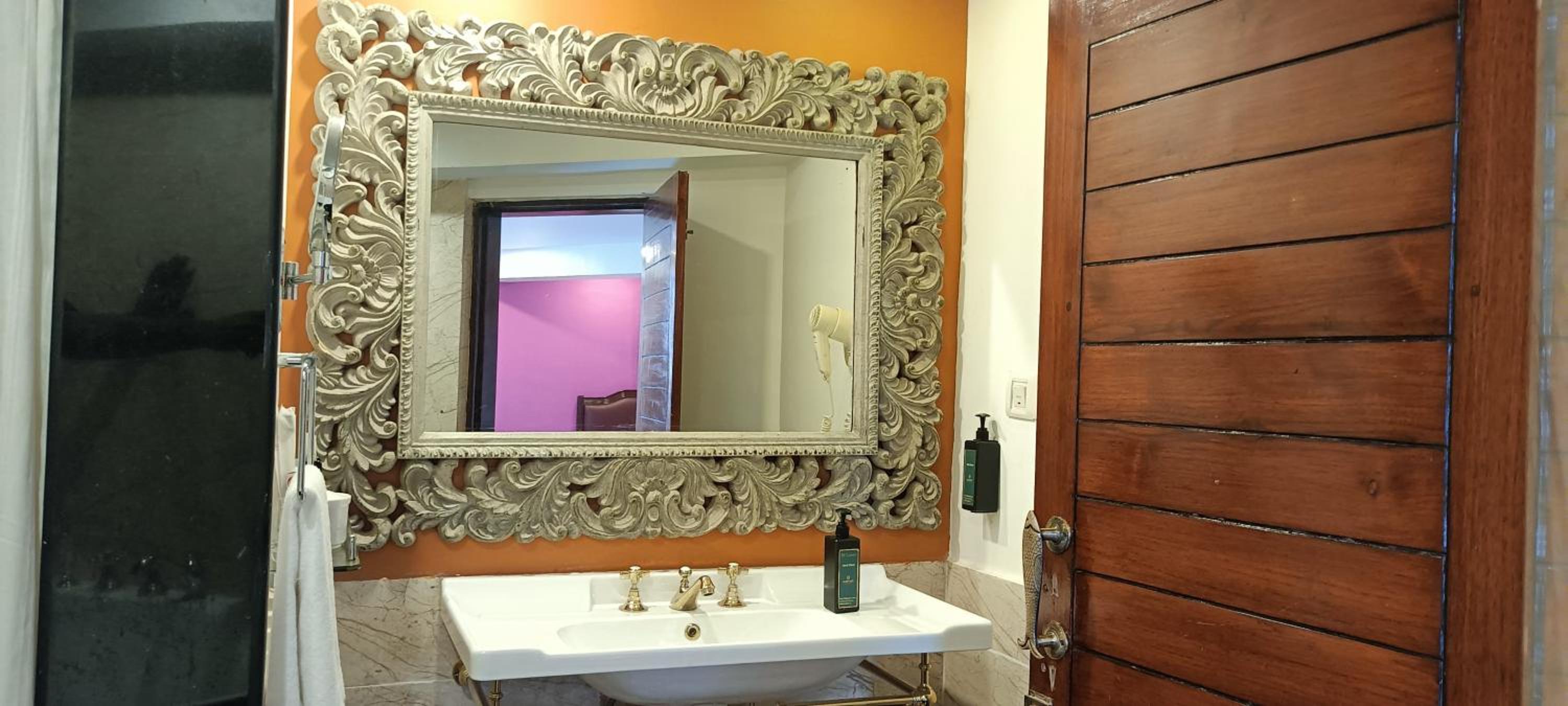 Deluxe Room Twin - 10% Discount on Foods & Soft Beverages* | 15% Discounts on Laundry Services* | INR 500 spa credit during your stay on selective Massage services. TnC Apply.* | Free Mini-bar - 2 cans of soft Beverages (Once on Arrival) - Photo 2