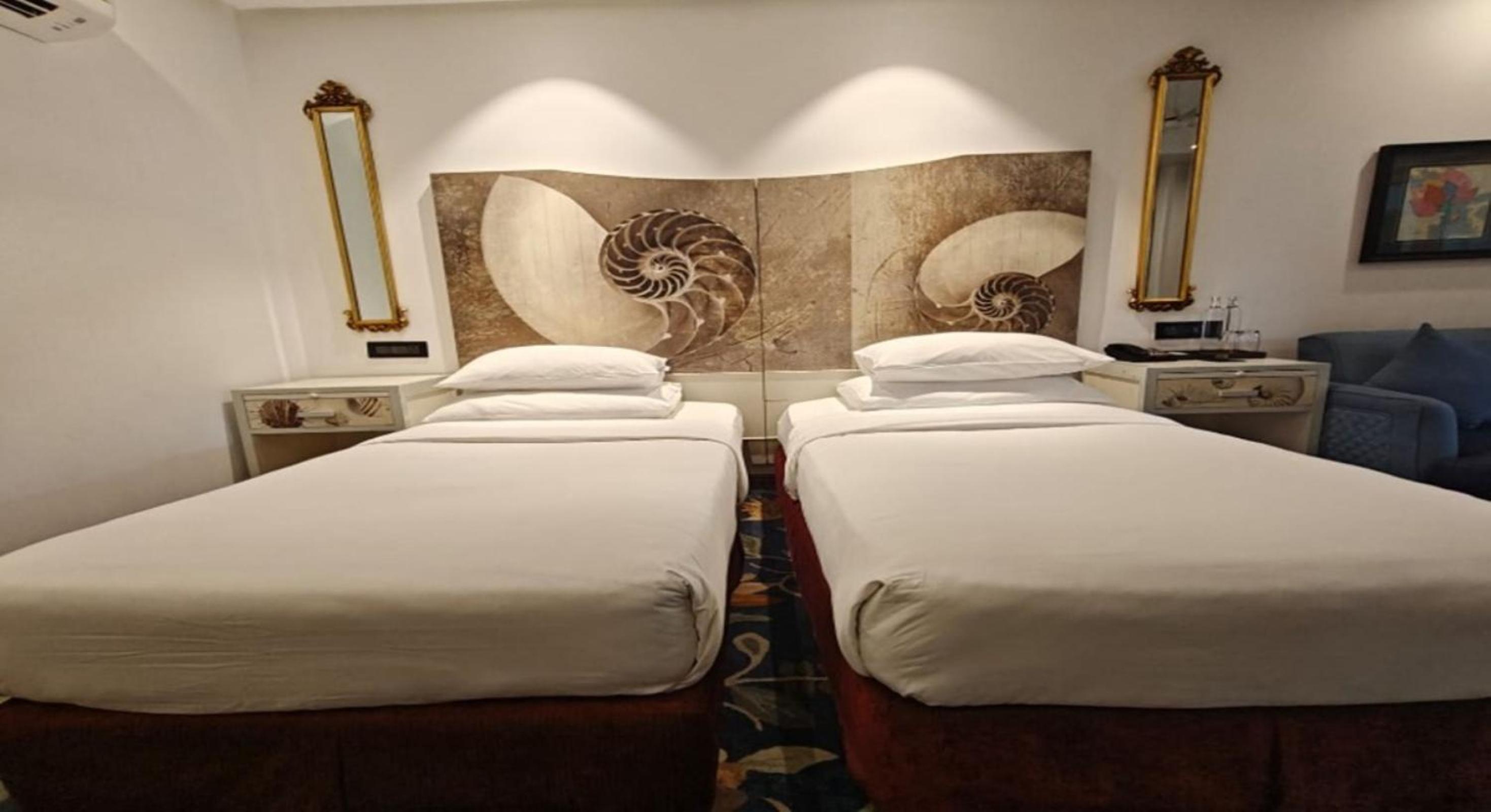 Deluxe Room Twin - 10% Discount on Foods & Soft Beverages* | 15% Discounts on Laundry Services* | INR 500 spa credit during your stay on selective Massage services. TnC Apply.* | Free Mini-bar - 2 cans of soft Beverages (Once on Arrival) - Photo 3