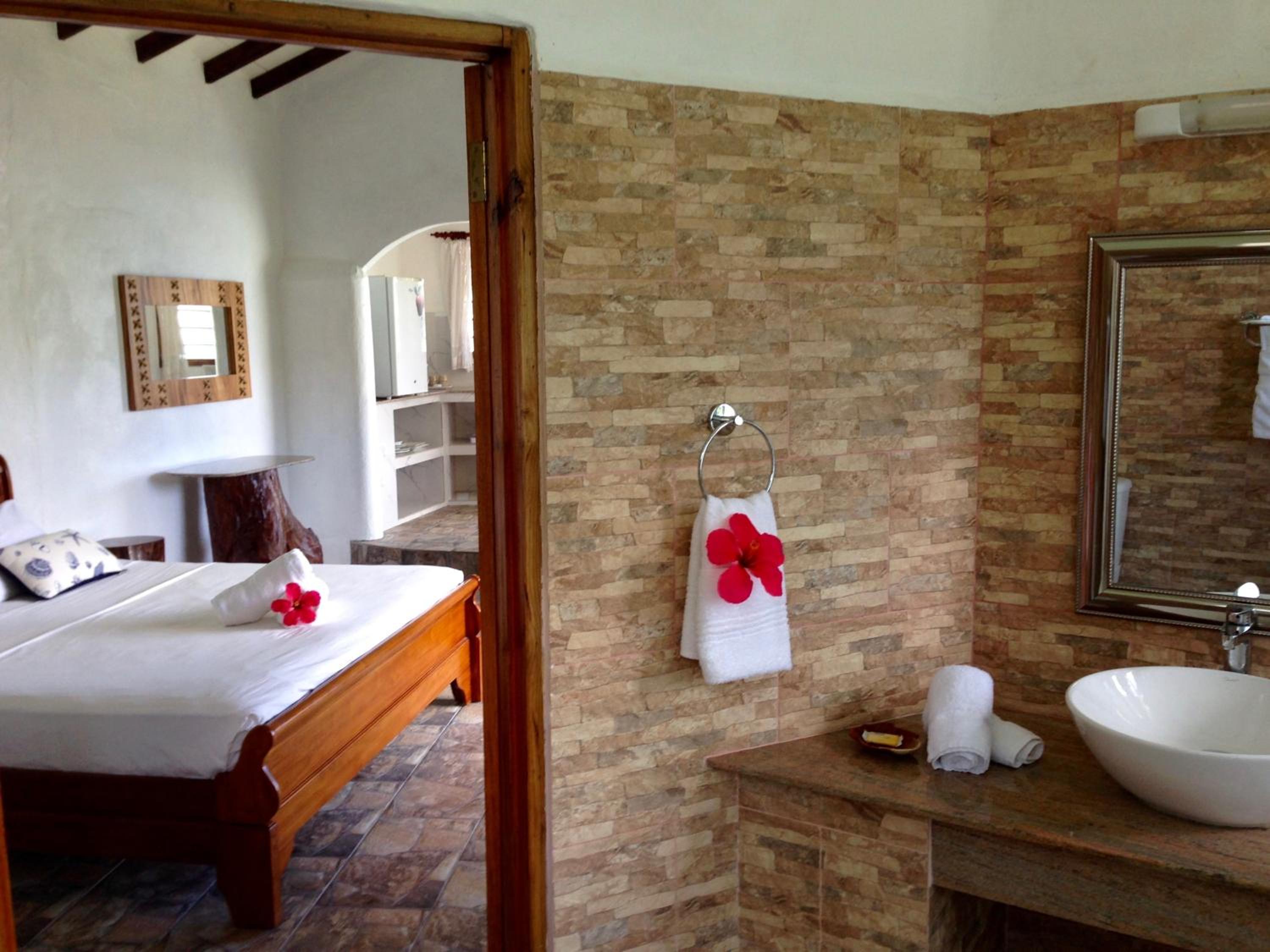 Honeymoon Suite - Photo 3