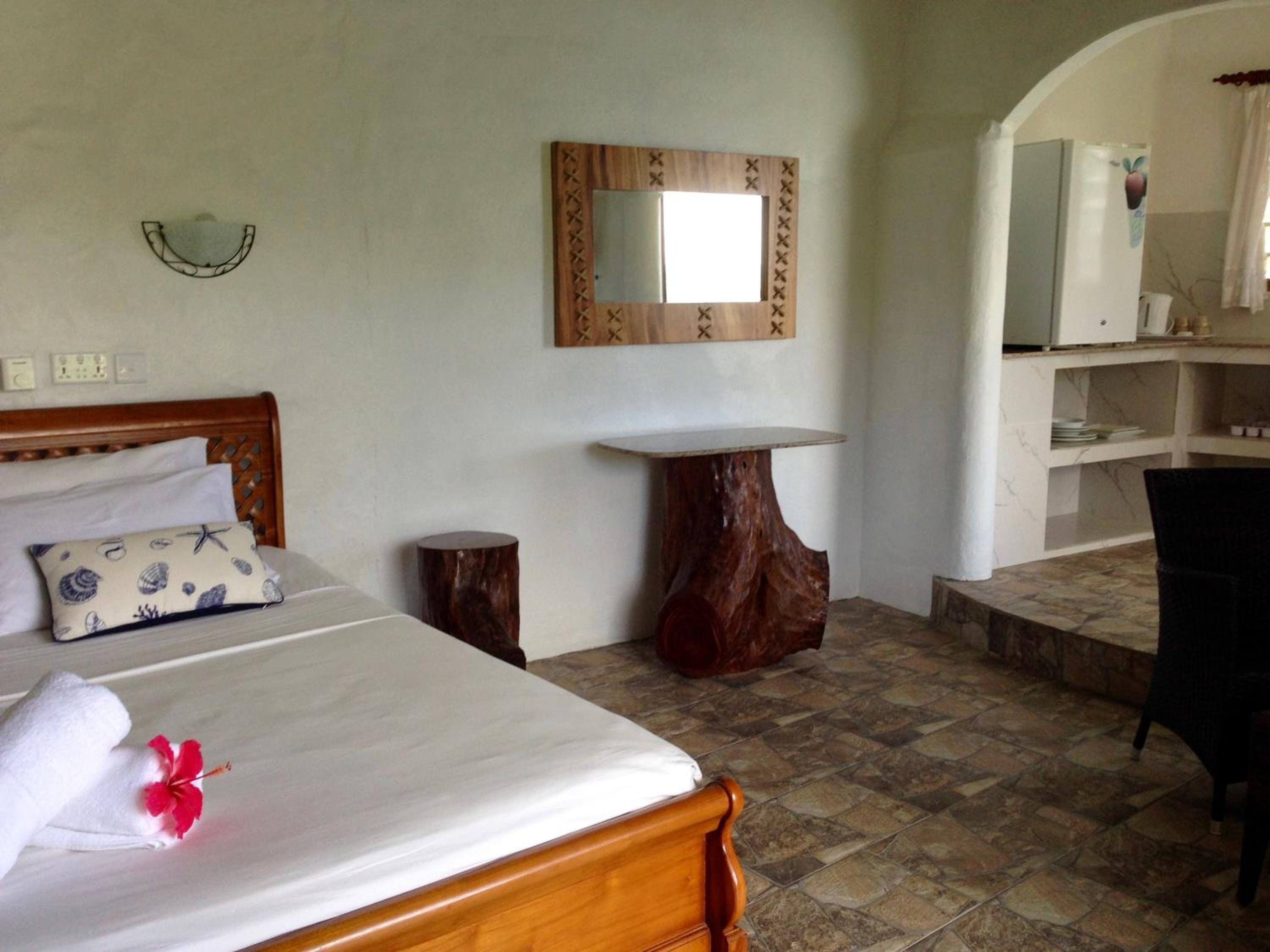 Honeymoon Suite - Photo 4