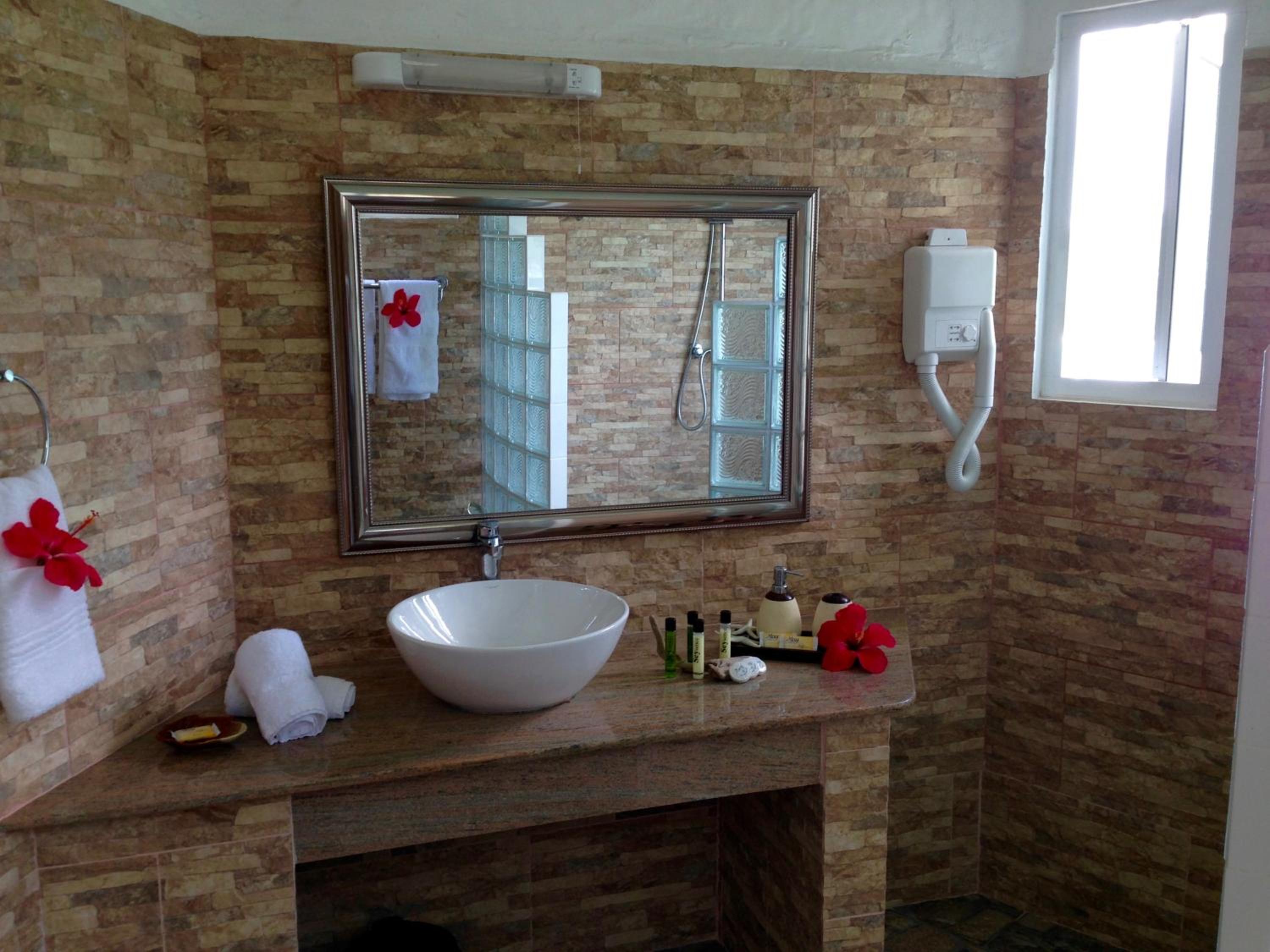 Honeymoon Suite - Photo 5