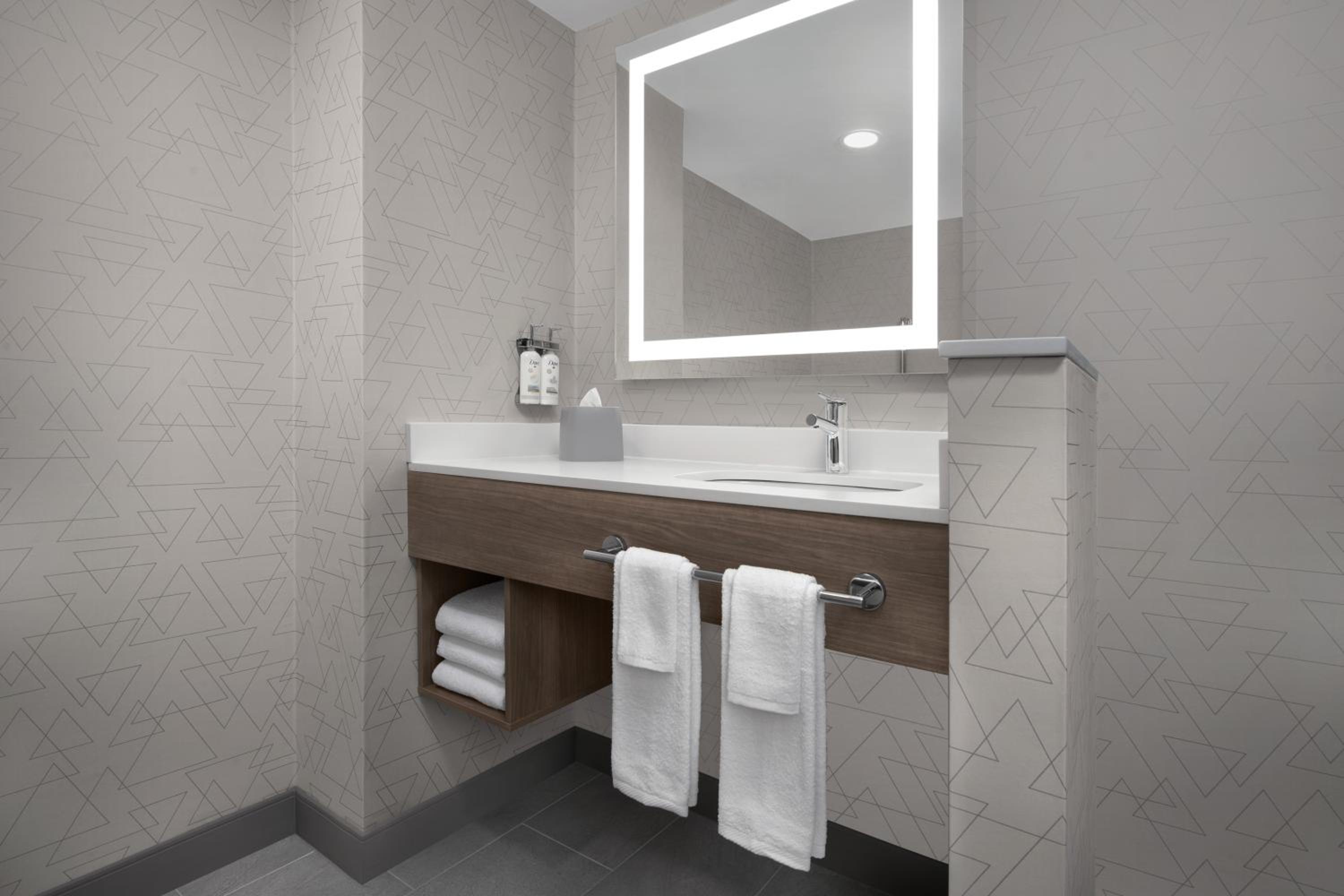Studio Suite with Two Queen Beds - Photo 4