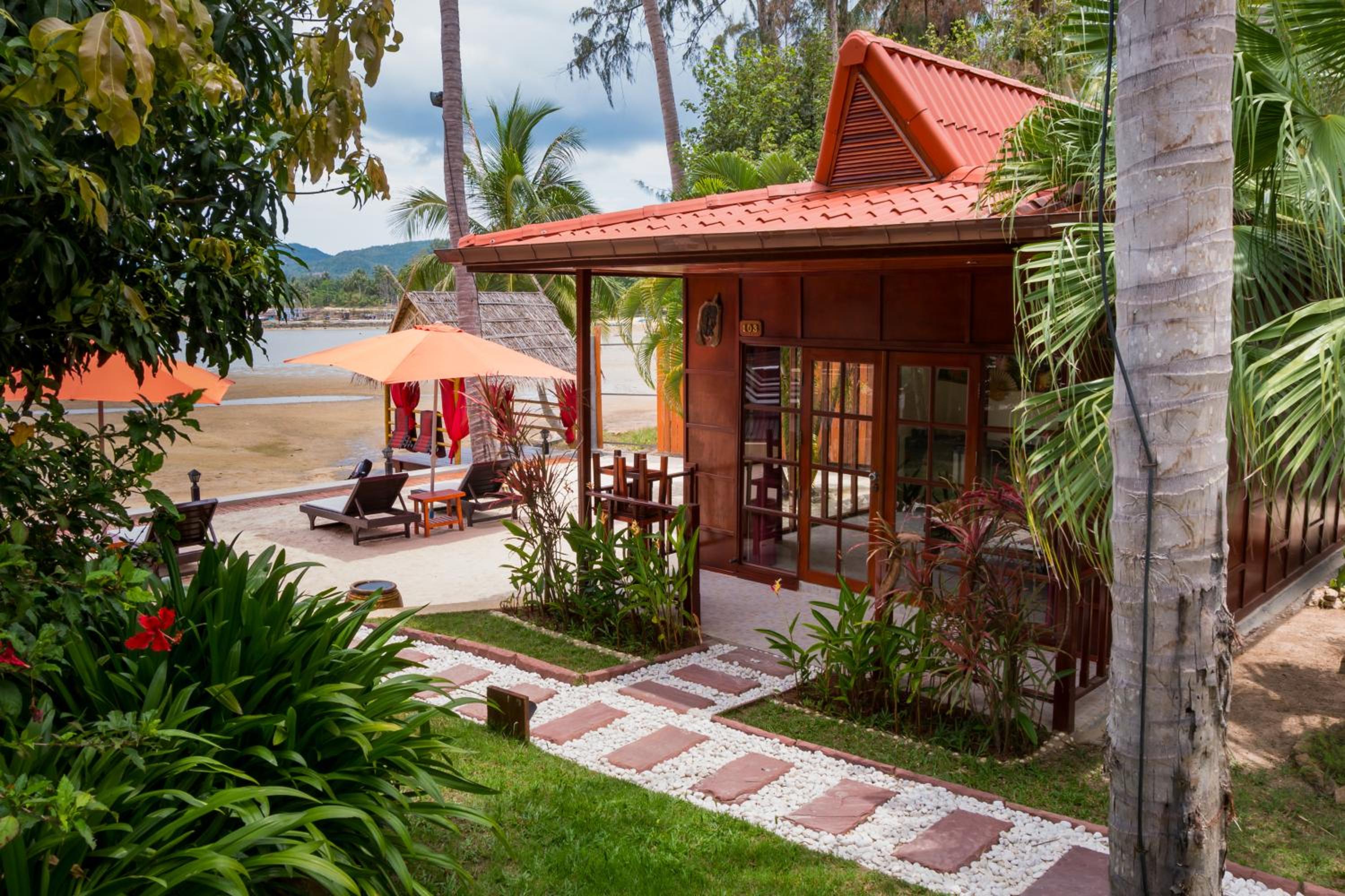 Deluxe Bungalow with Beach Access - Double Bed photo 2