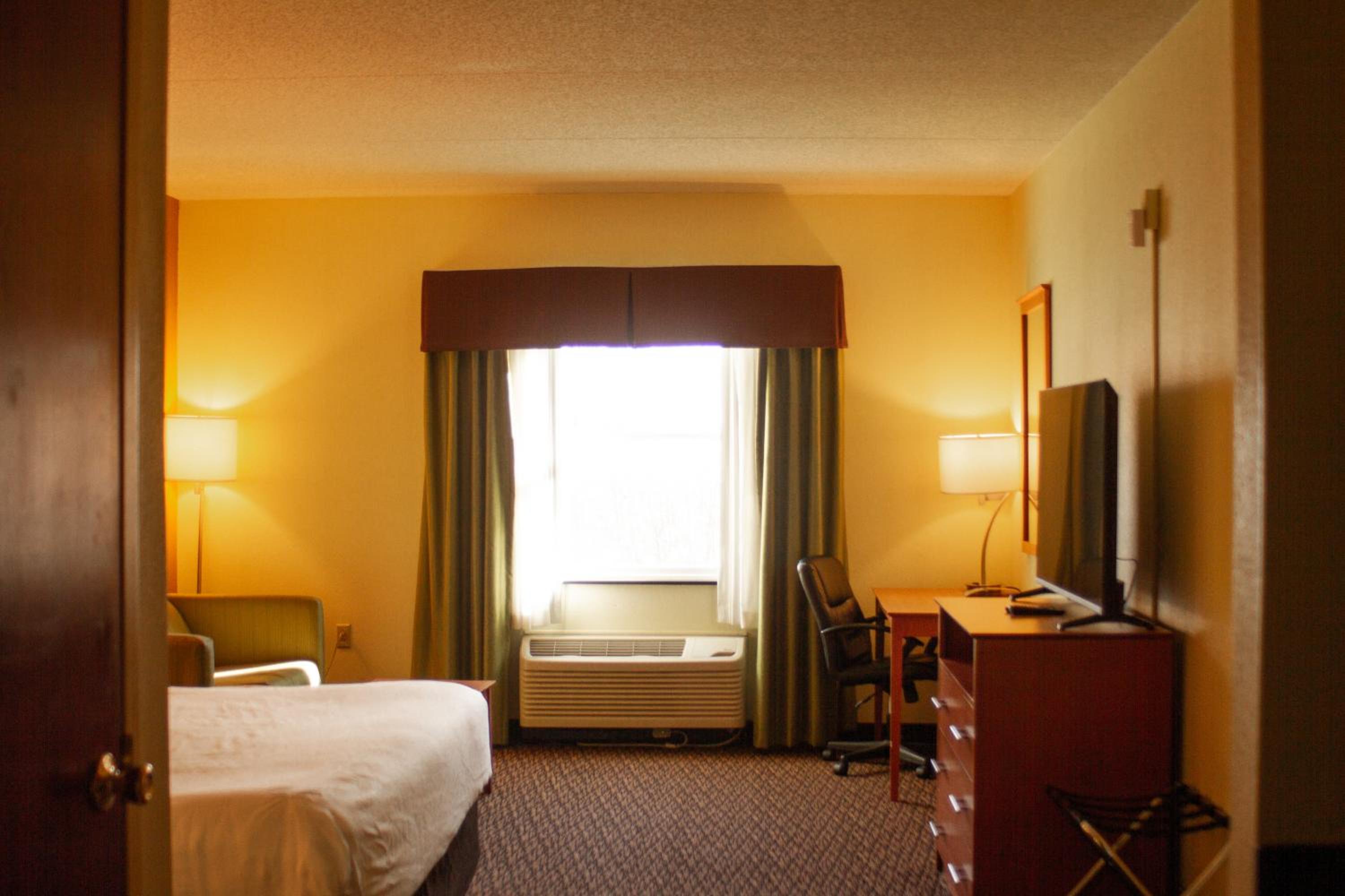 King Room with Roll-in Shower - Mobility Access/Non-Smoking