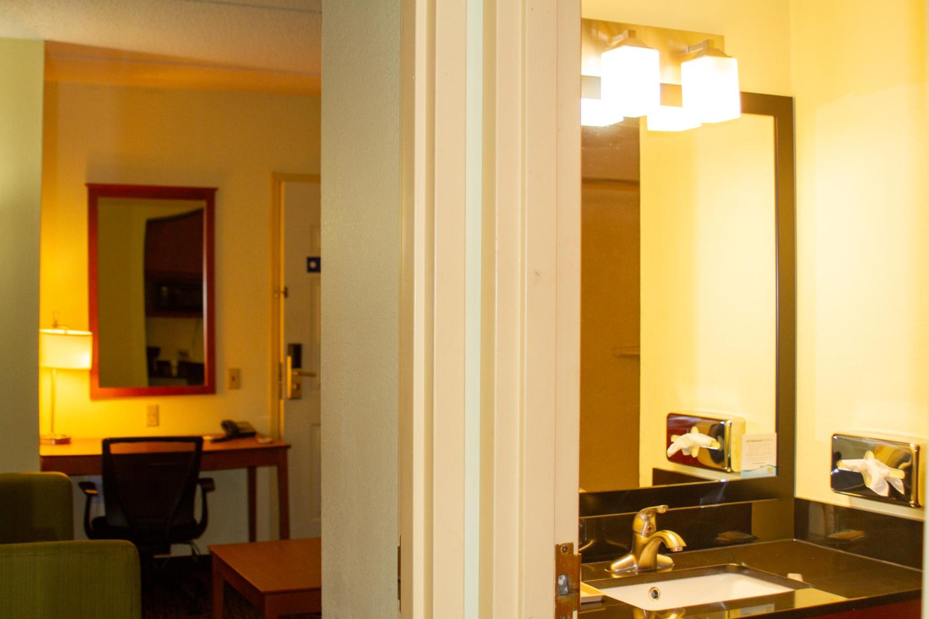 King Room - Non-Smoking - Photo 3