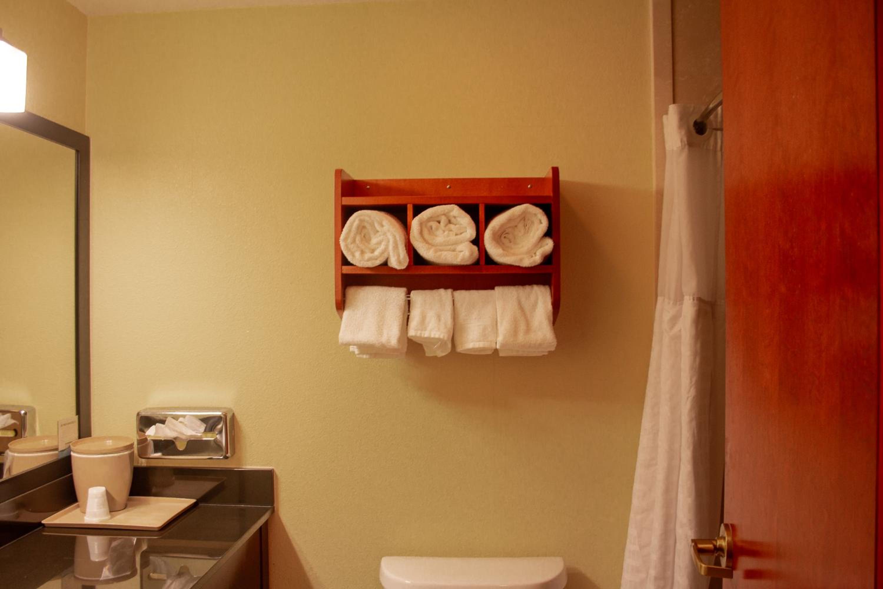Queen Room with Two Queen Beds - Non-Smoking - Photo 2