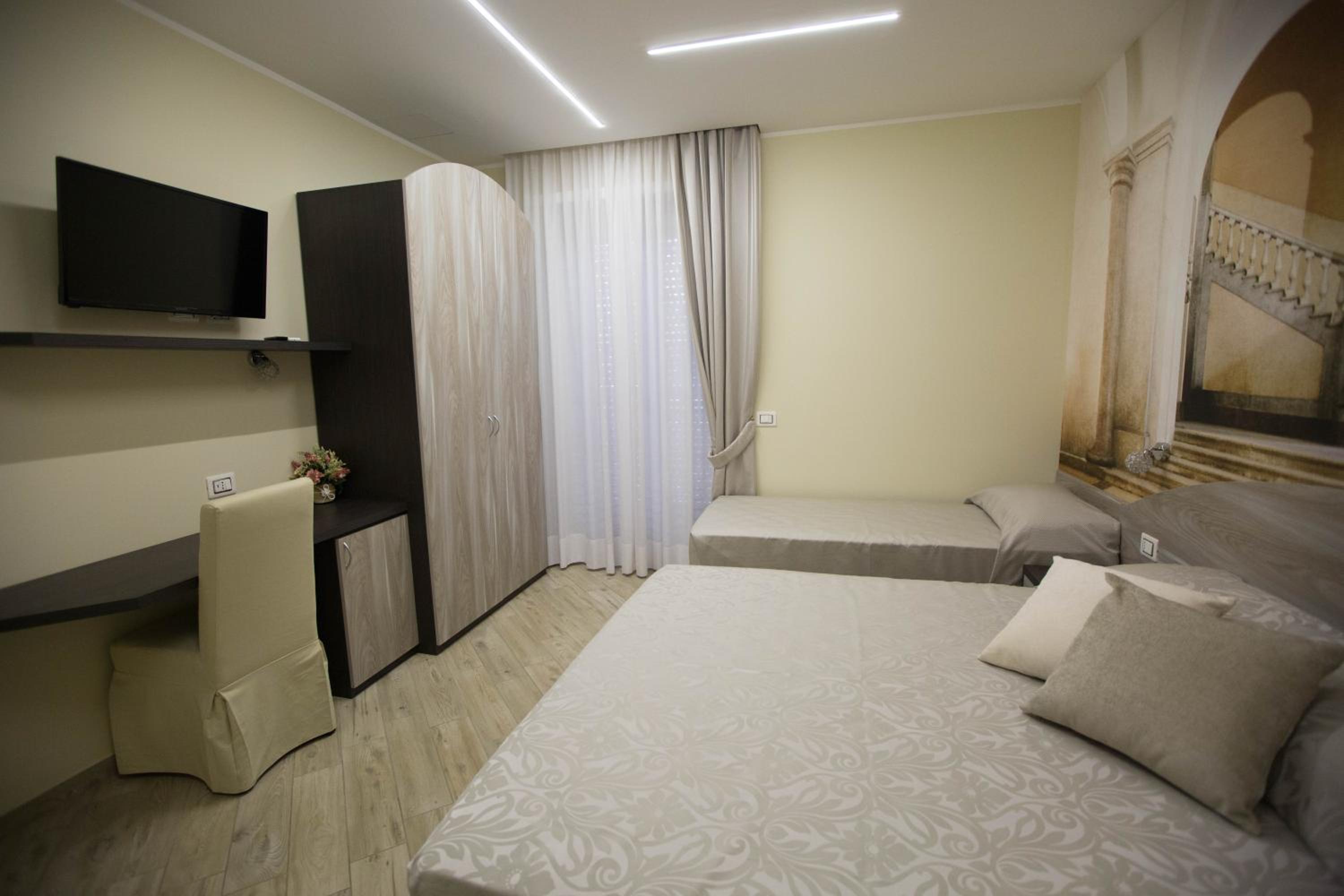 Deluxe Double Room with Extra Bed - Photo 5
