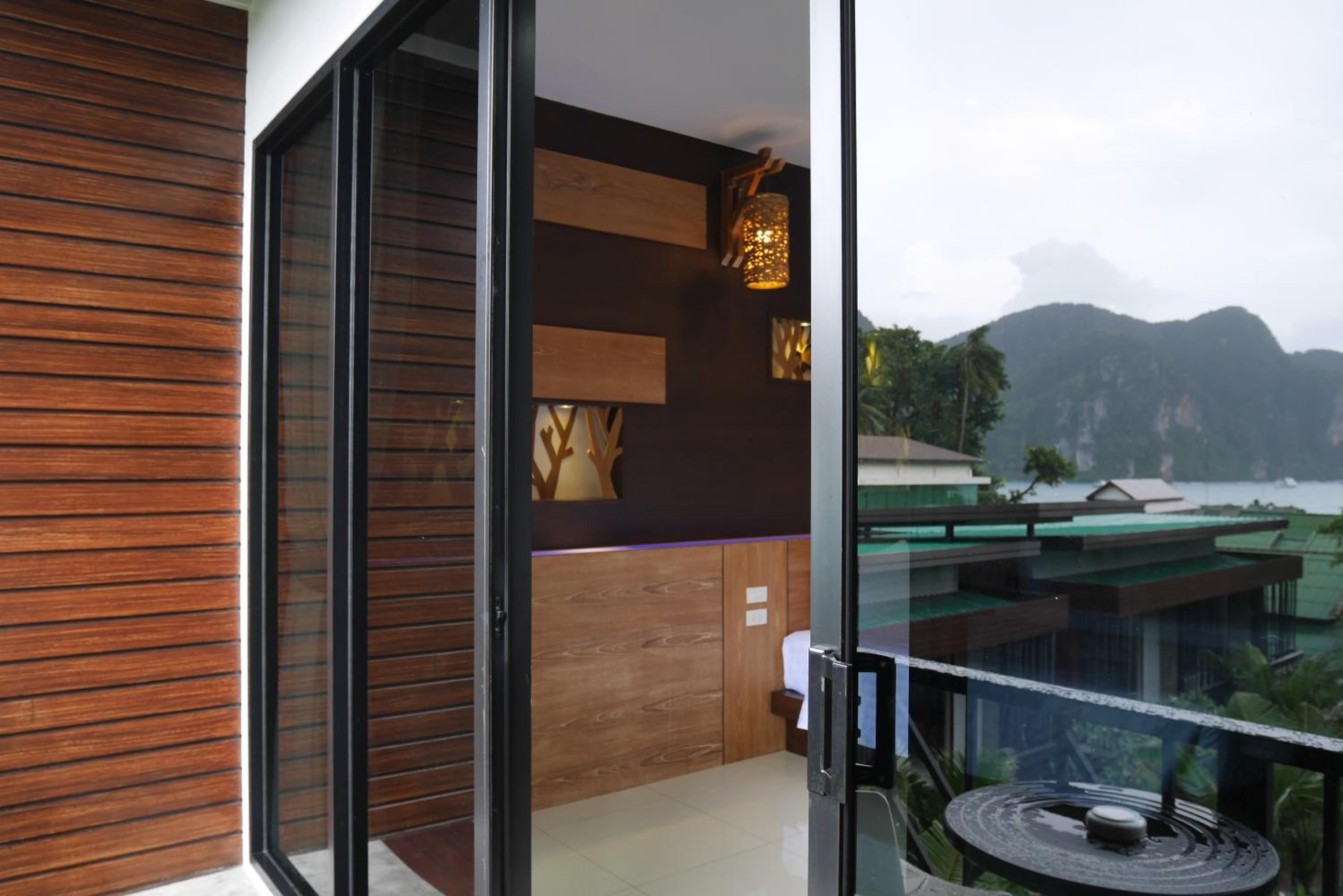 Deluxe Suite With Sea View photo 3