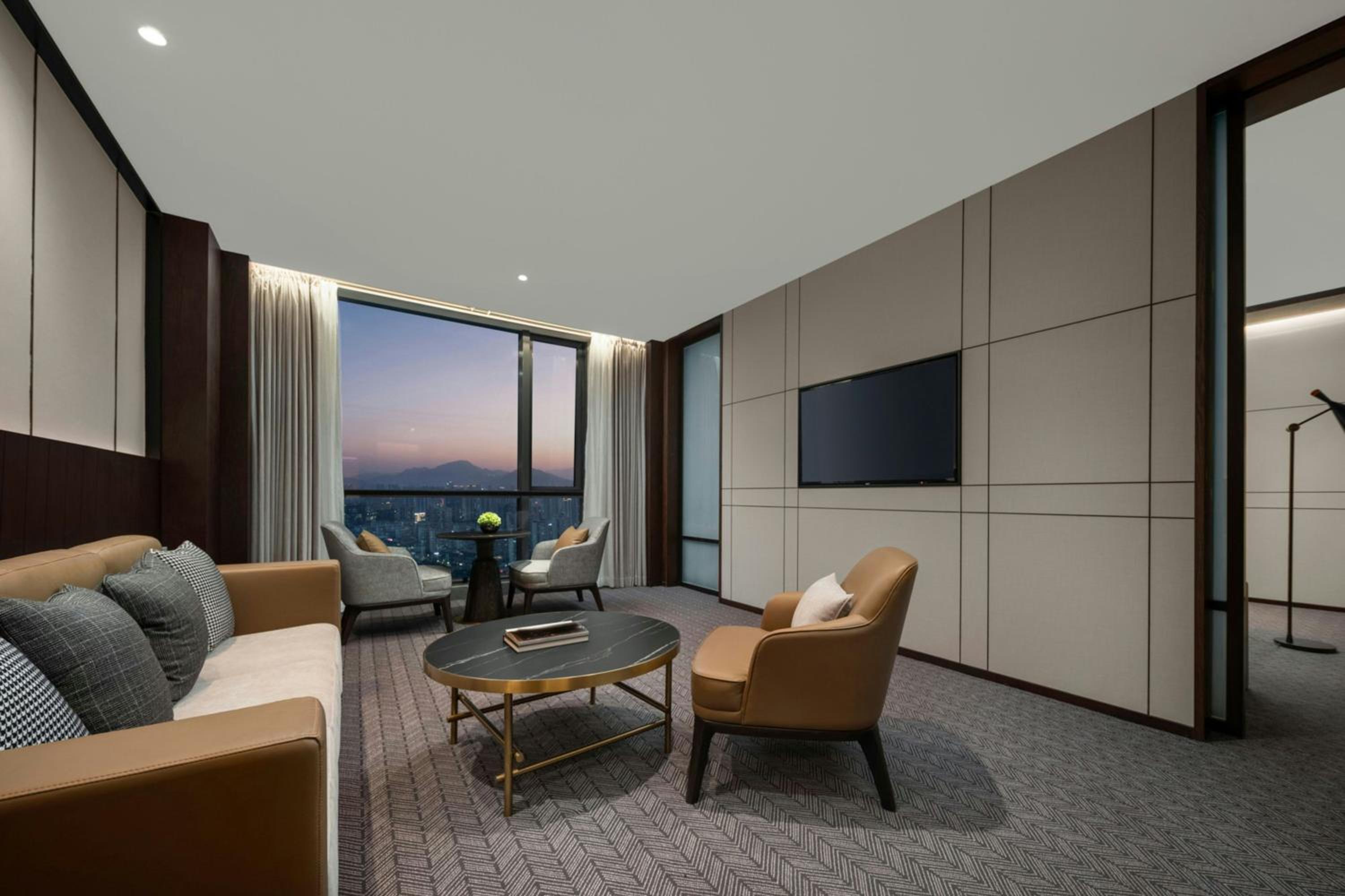 Deluxe King Suite with City View