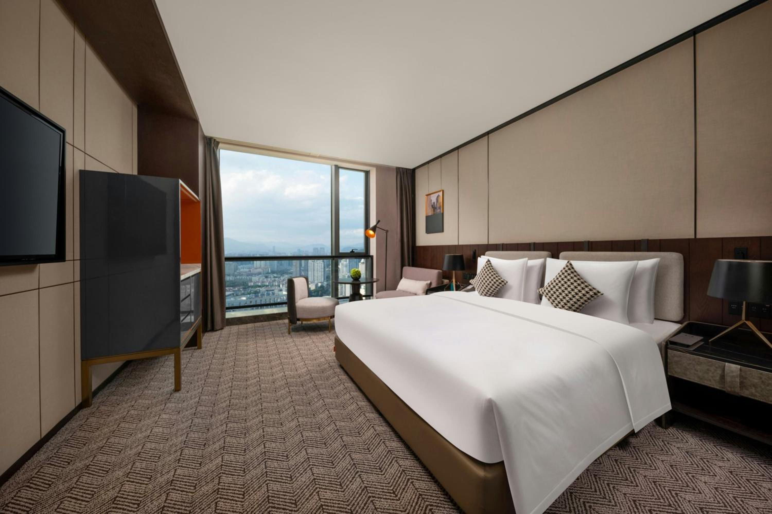 Superior King Room with City View
