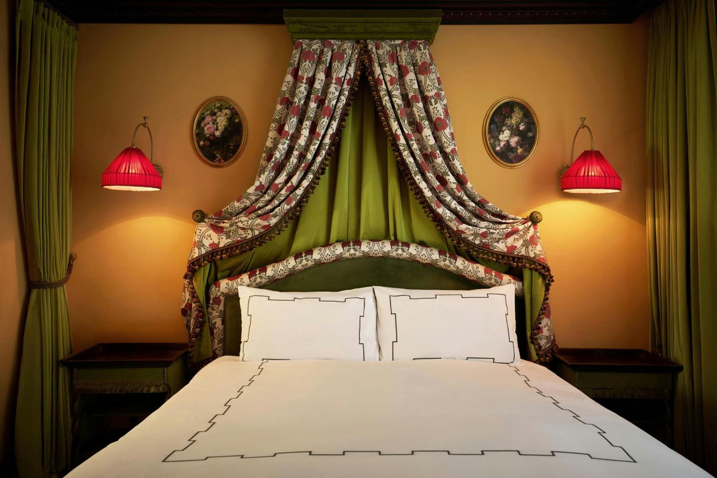 Classic King Room with City View