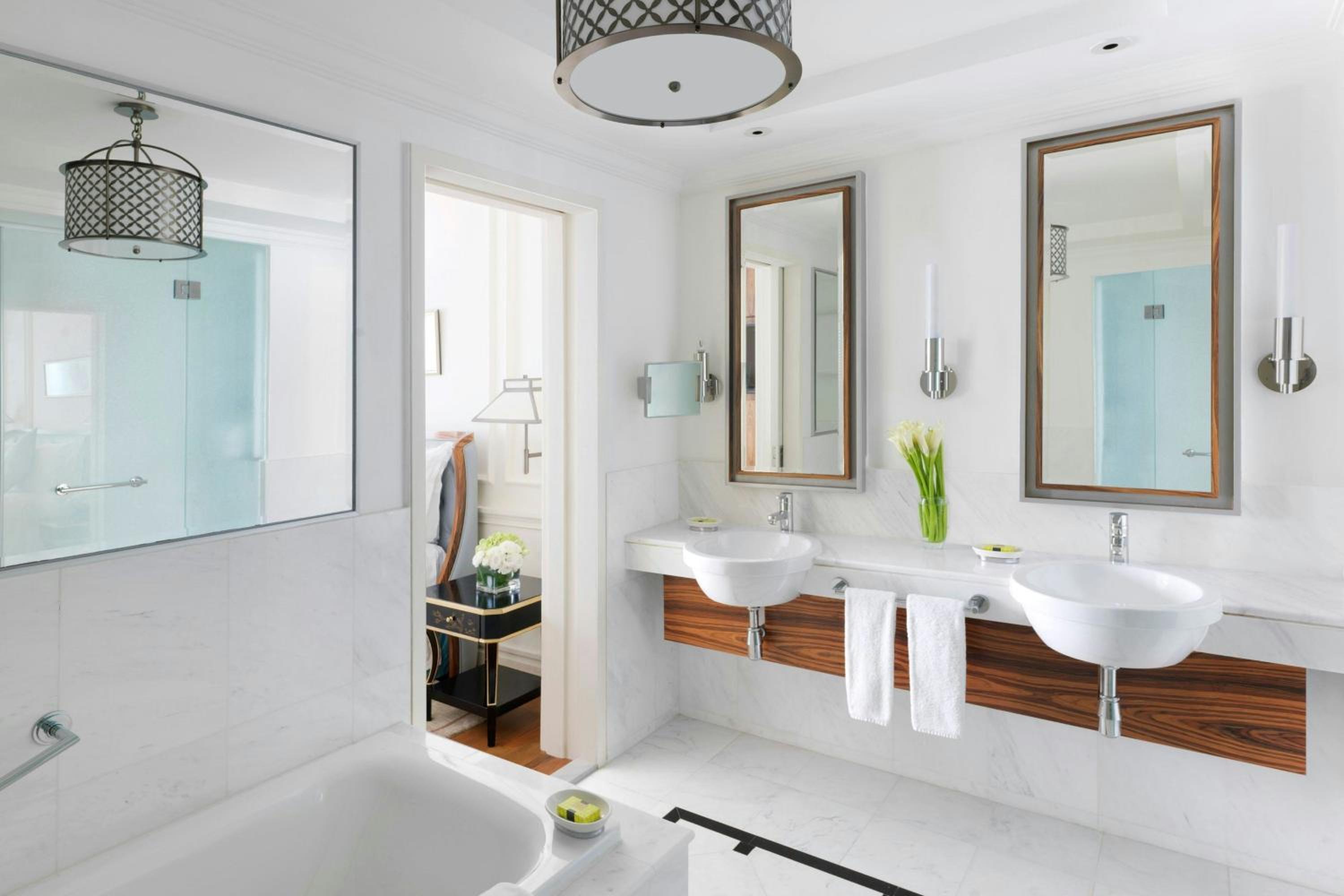 One-Bedroom Heritage King Suite with Club Access thumbnail 5