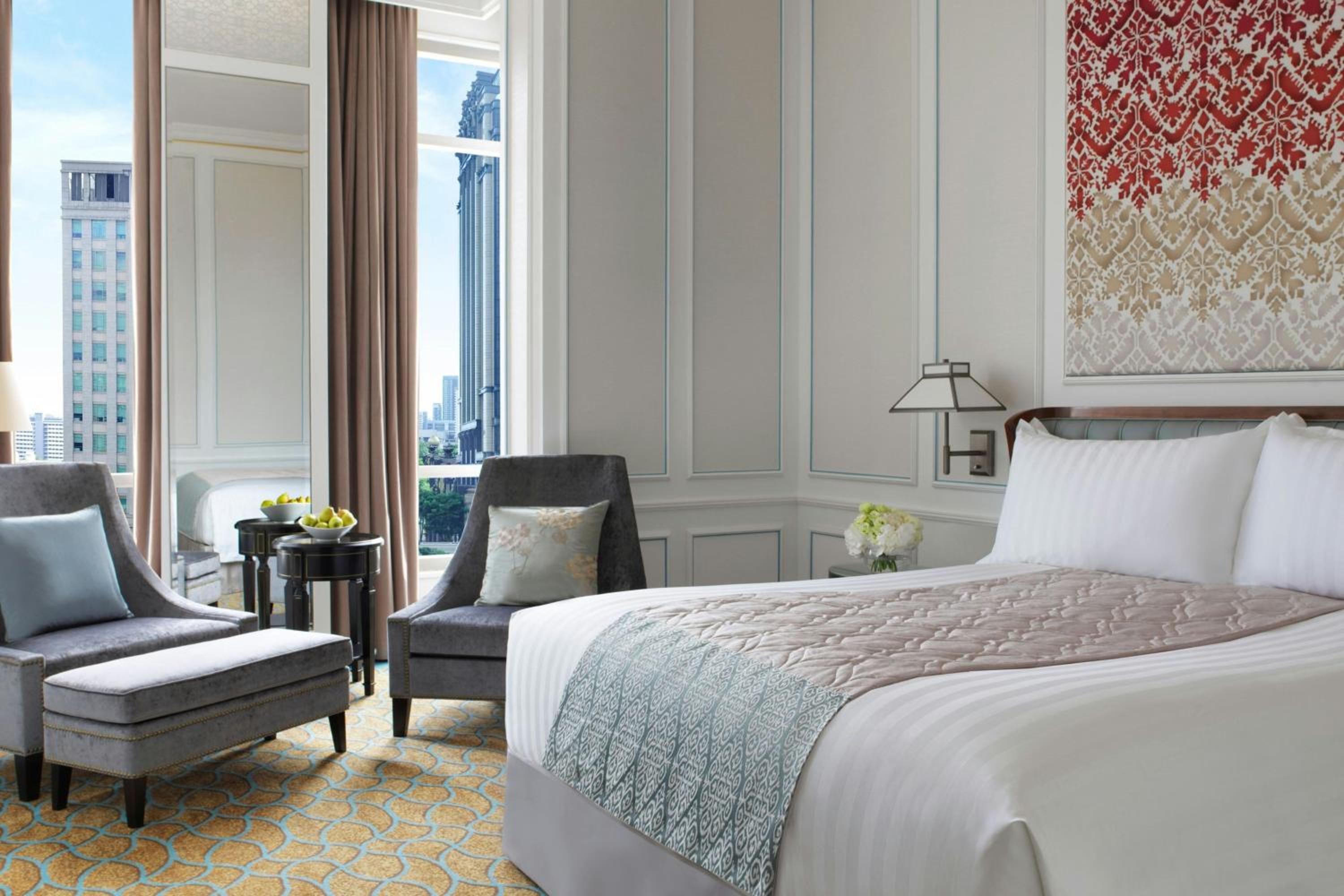 One-Bedroom Premier King Suite with Club Access thumbnail 5