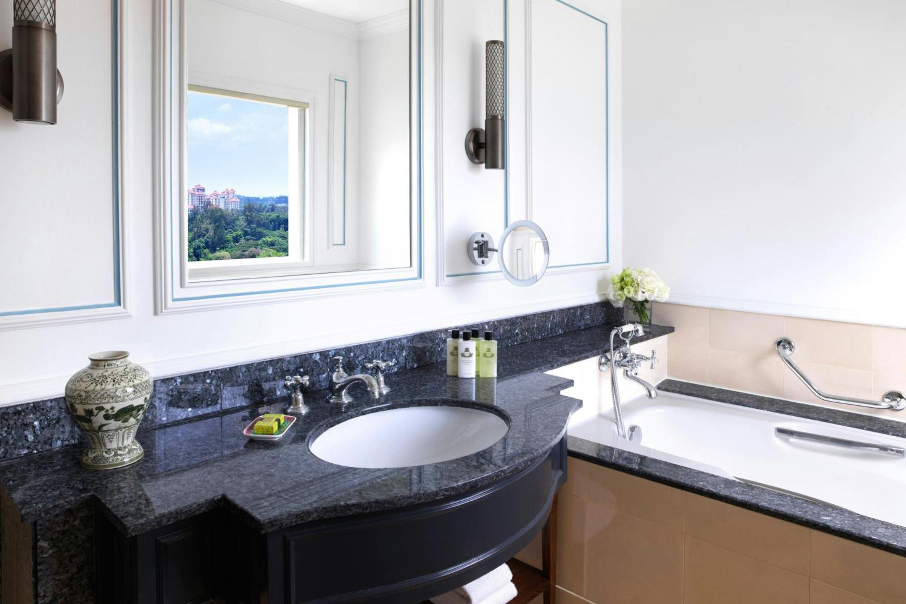 One-Bedroom Specialty King Suite with Club Access thumbnail 5