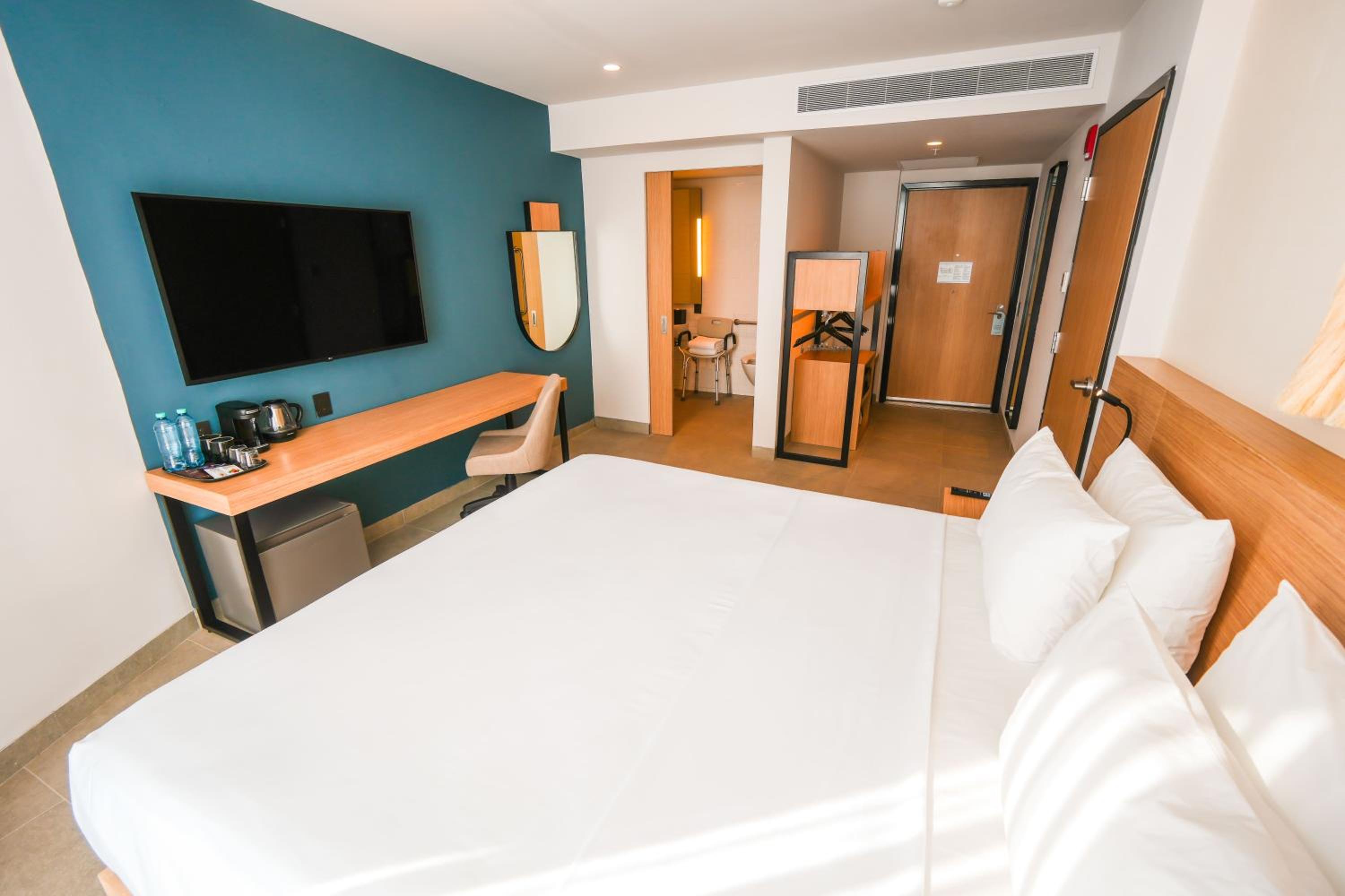 Standard King Room - Communications Accessible - Photo 5