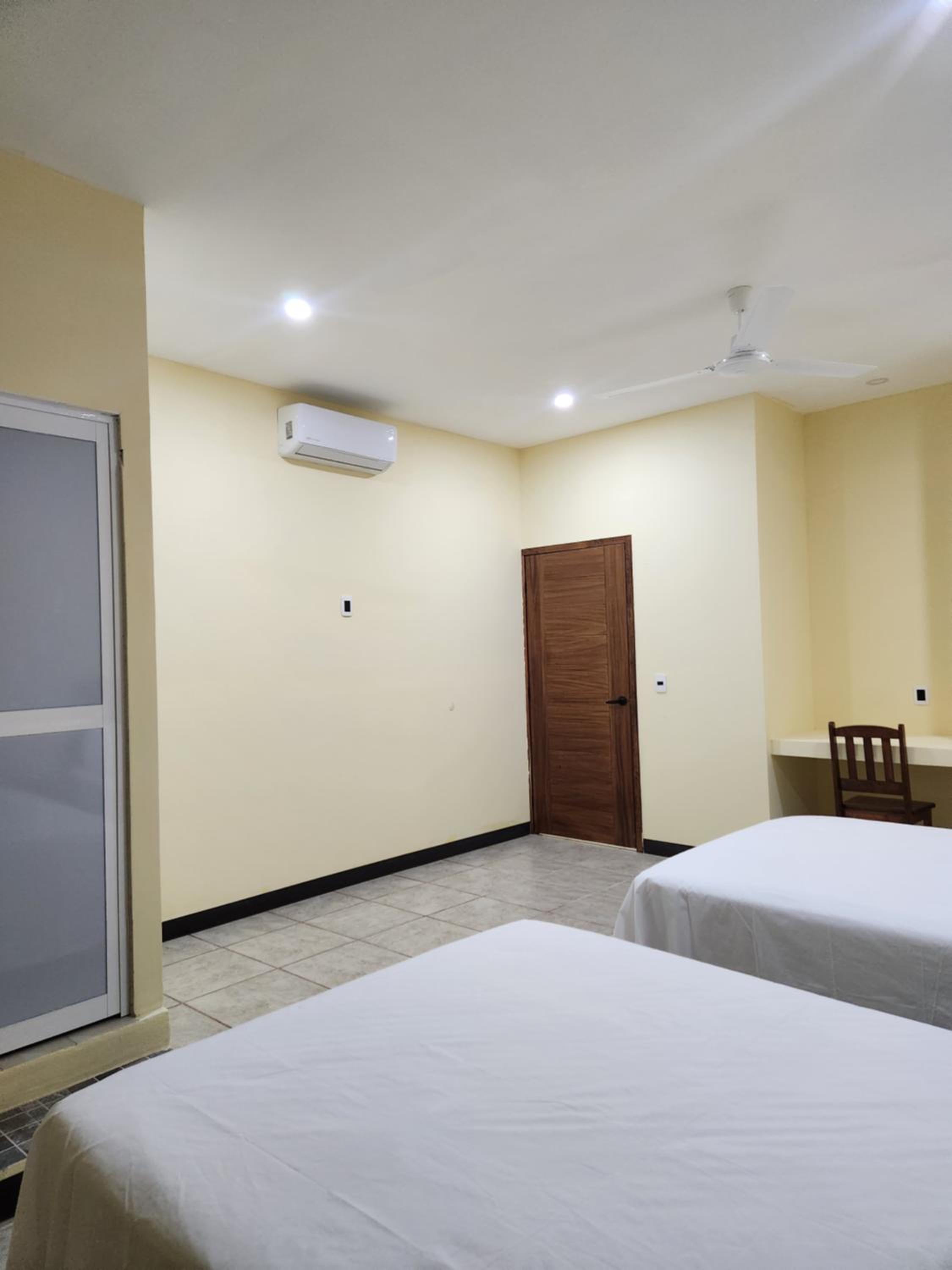 Twin Room with Private Bathroom photo 3