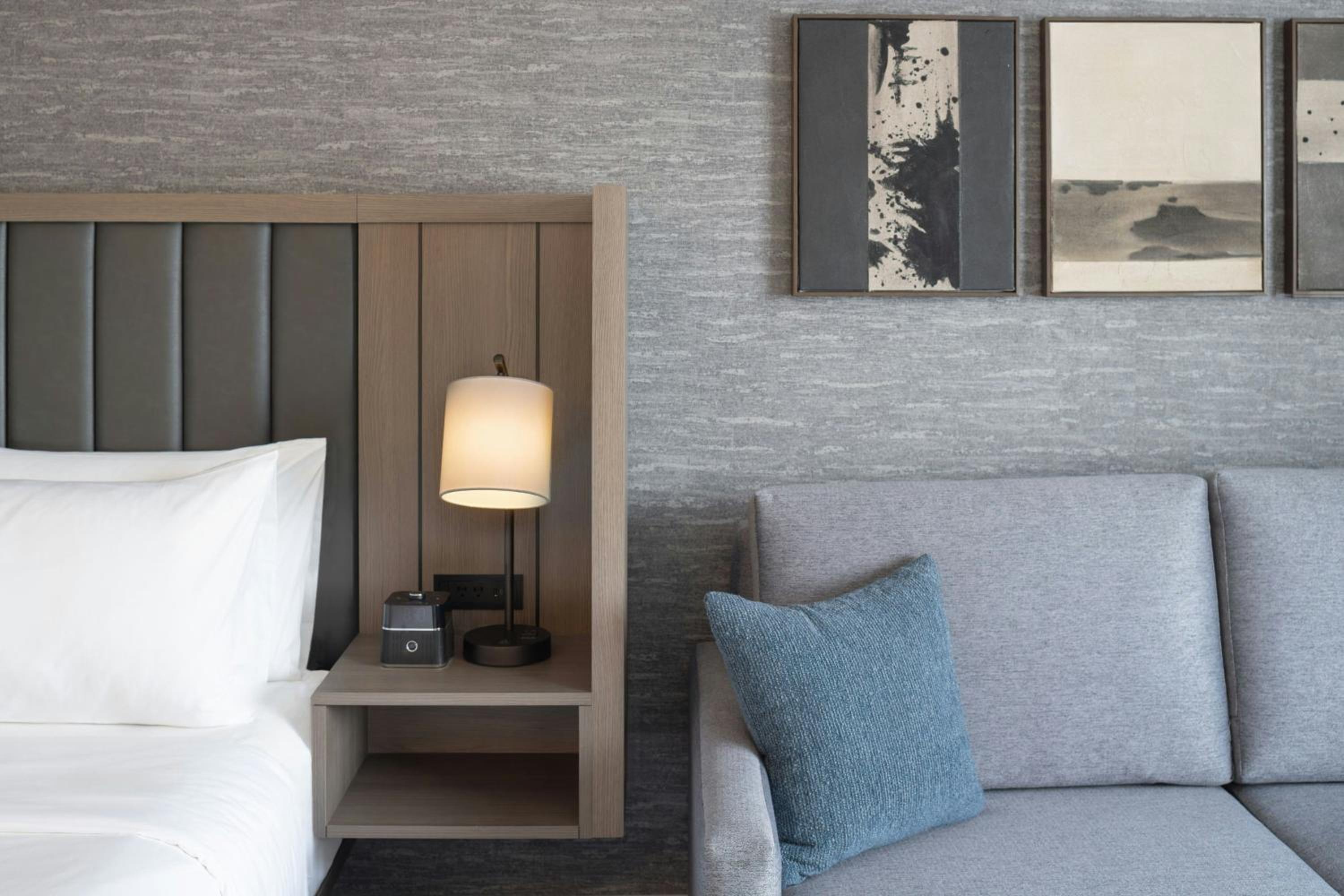 Traditional King Room with Sofa Bed - Hearing Accessible photo 3
