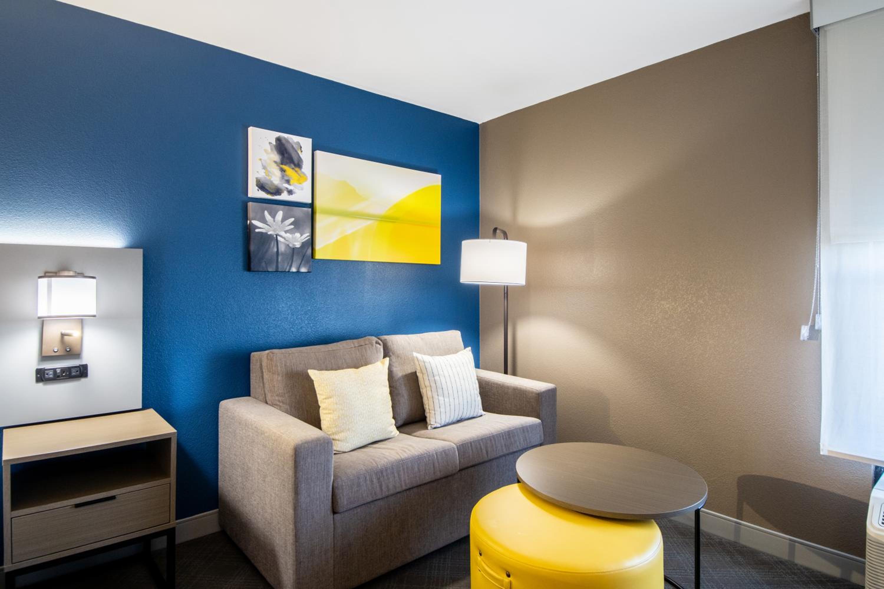 King Room - Non-Smoking - Photo 6