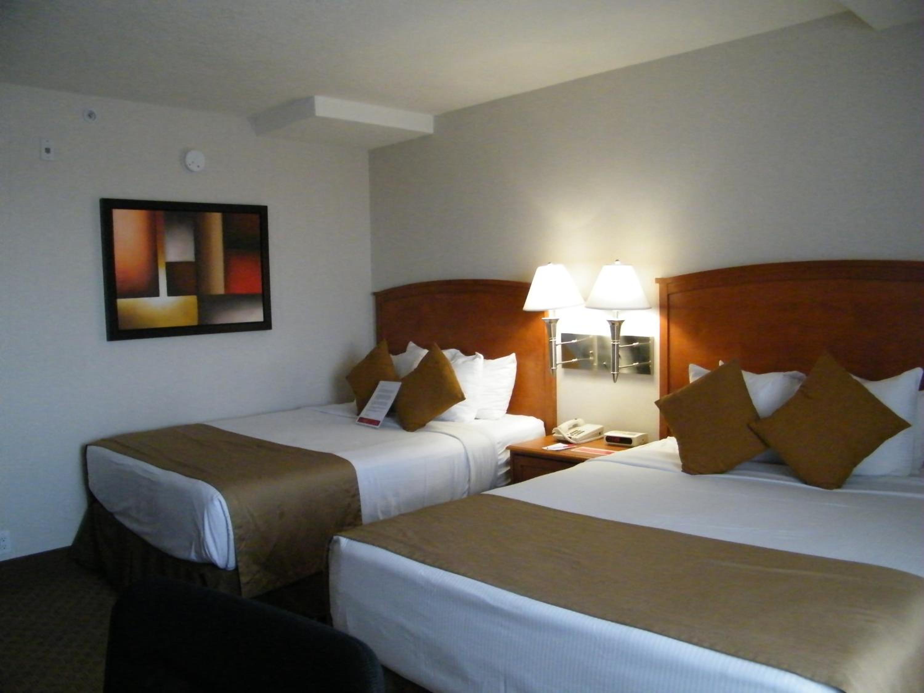 Deluxe Queen Room with Two Queen Beds - Non-Smoking - Photo 5