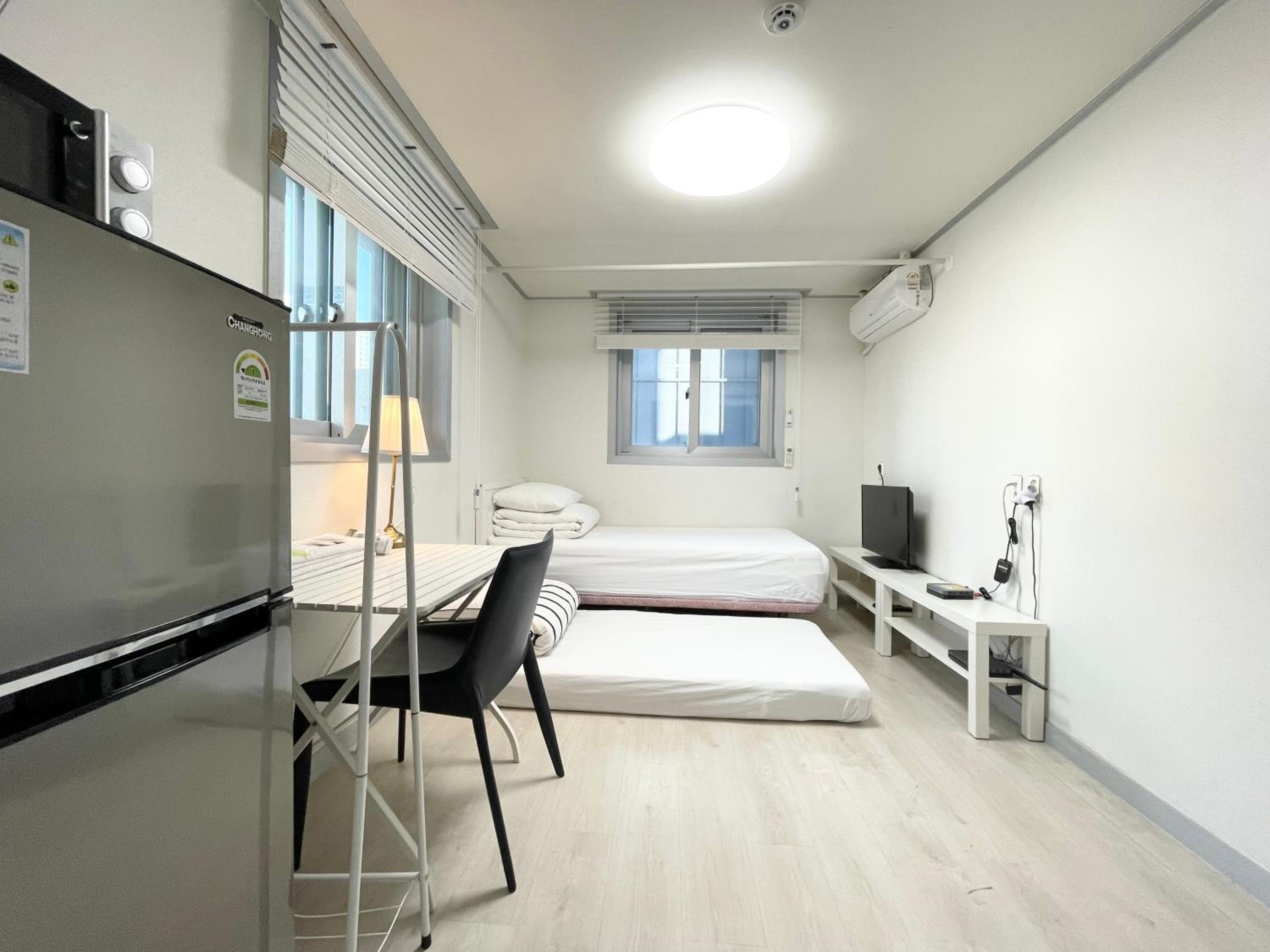 Budget Twin Room photo 3