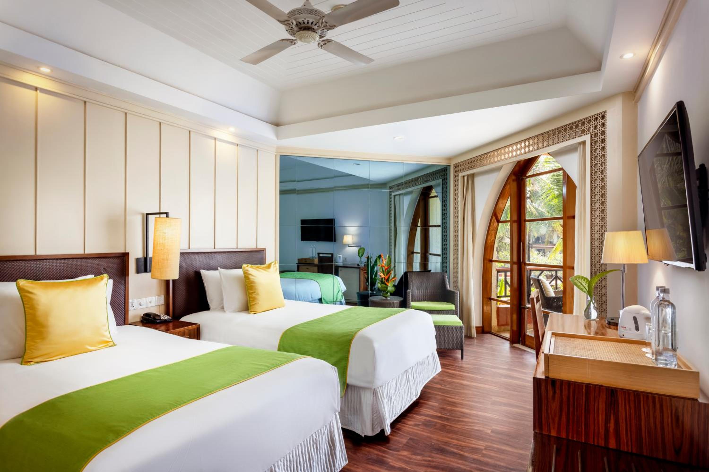 Deluxe Pool View Room Twin Bed 