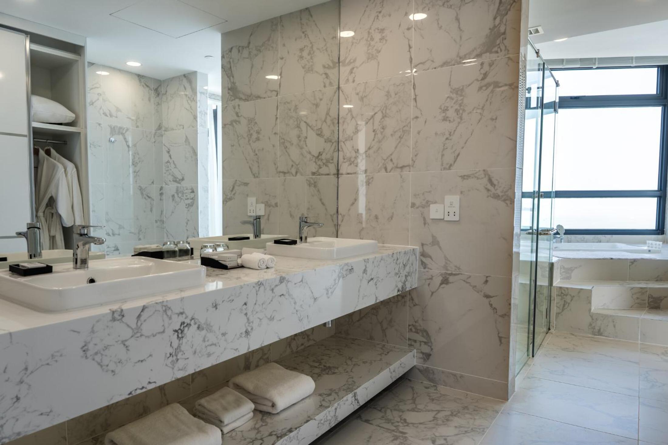 Suite - Photo 10