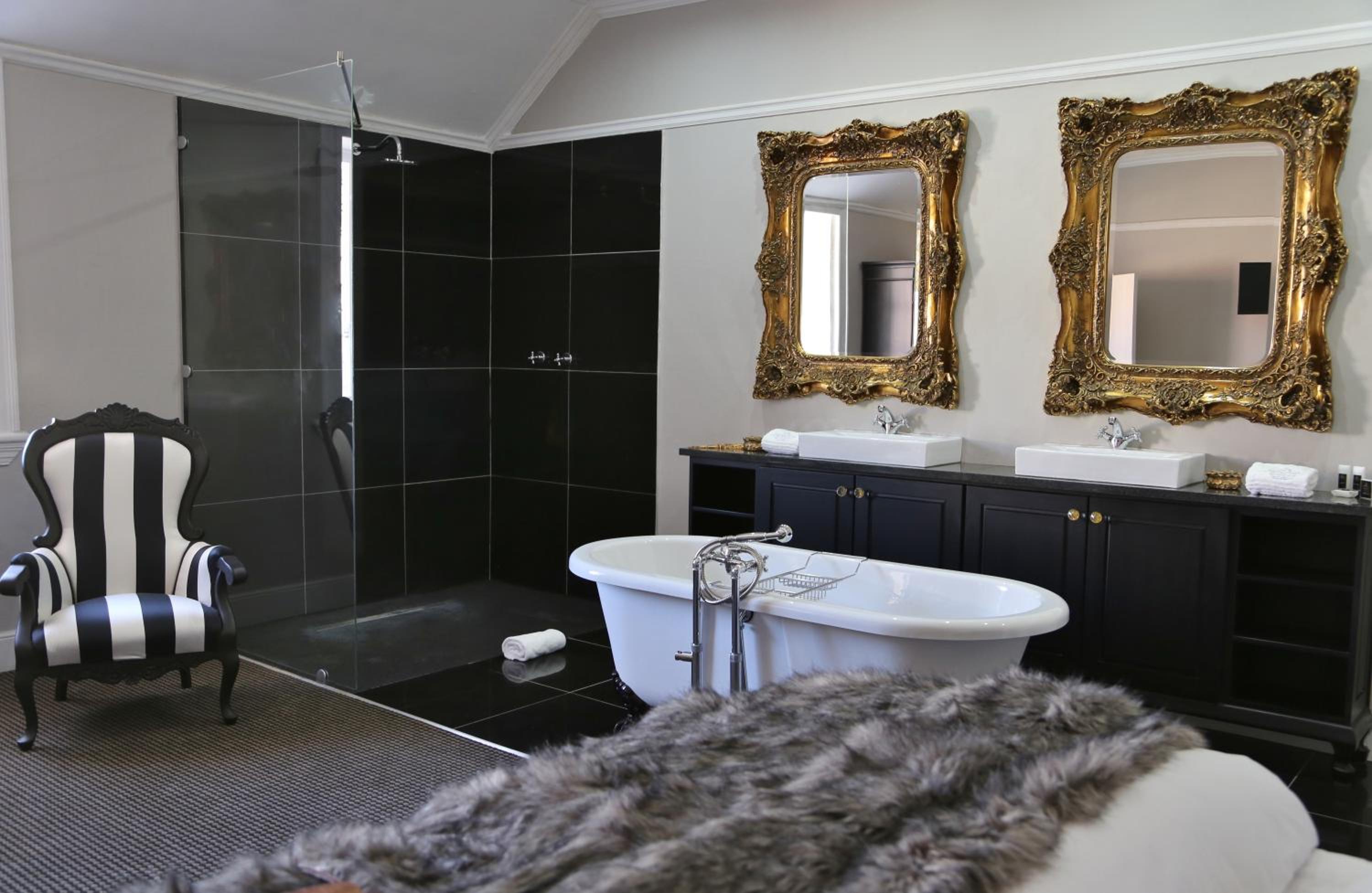 Superior King Room - Photo 3