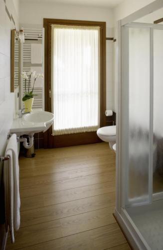 Double Room with Balcony - Photo 4